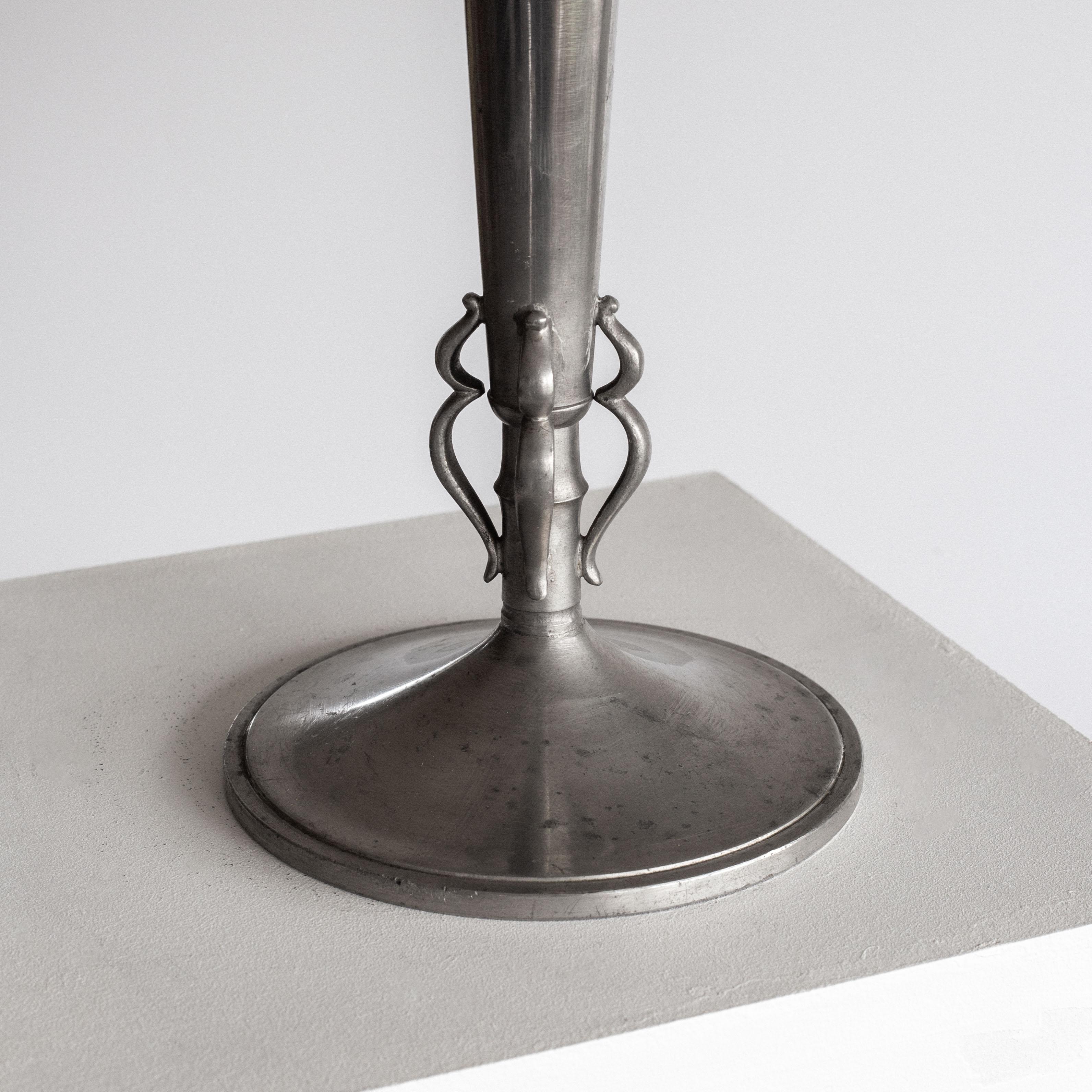 Jarrón trompeta sueco Art Déco de peltre de GAB Guldsmedsaktiebolaget, fechado en 1935 en Bueno estado para la venta en Stockholm, SE