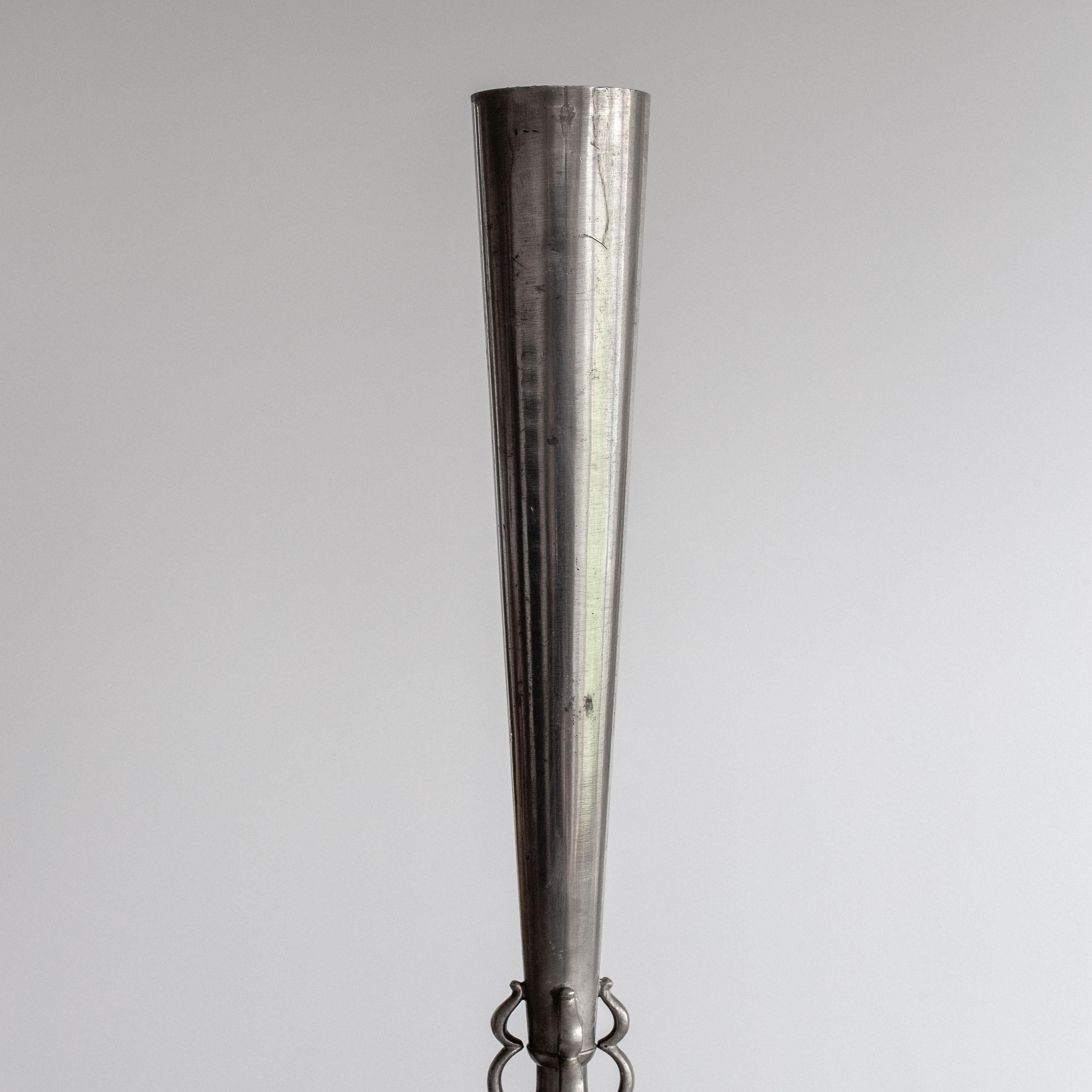 Jarrón trompeta sueco Art Déco de peltre de GAB Guldsmedsaktiebolaget, fechado en 1935 mediados del siglo XX en venta