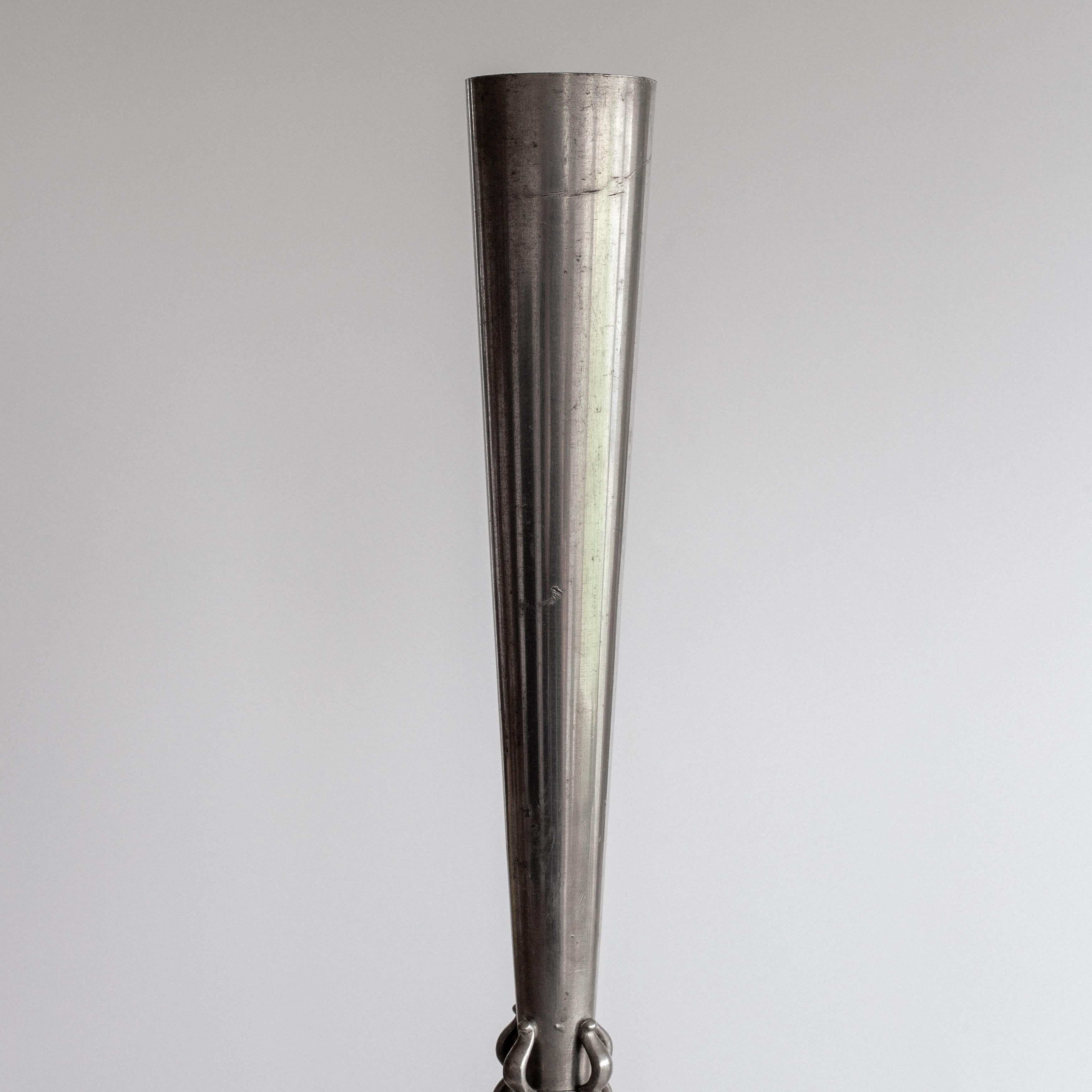 Jarrón trompeta sueco Art Déco de peltre de GAB Guldsmedsaktiebolaget, fechado en 1935 Peltre en venta