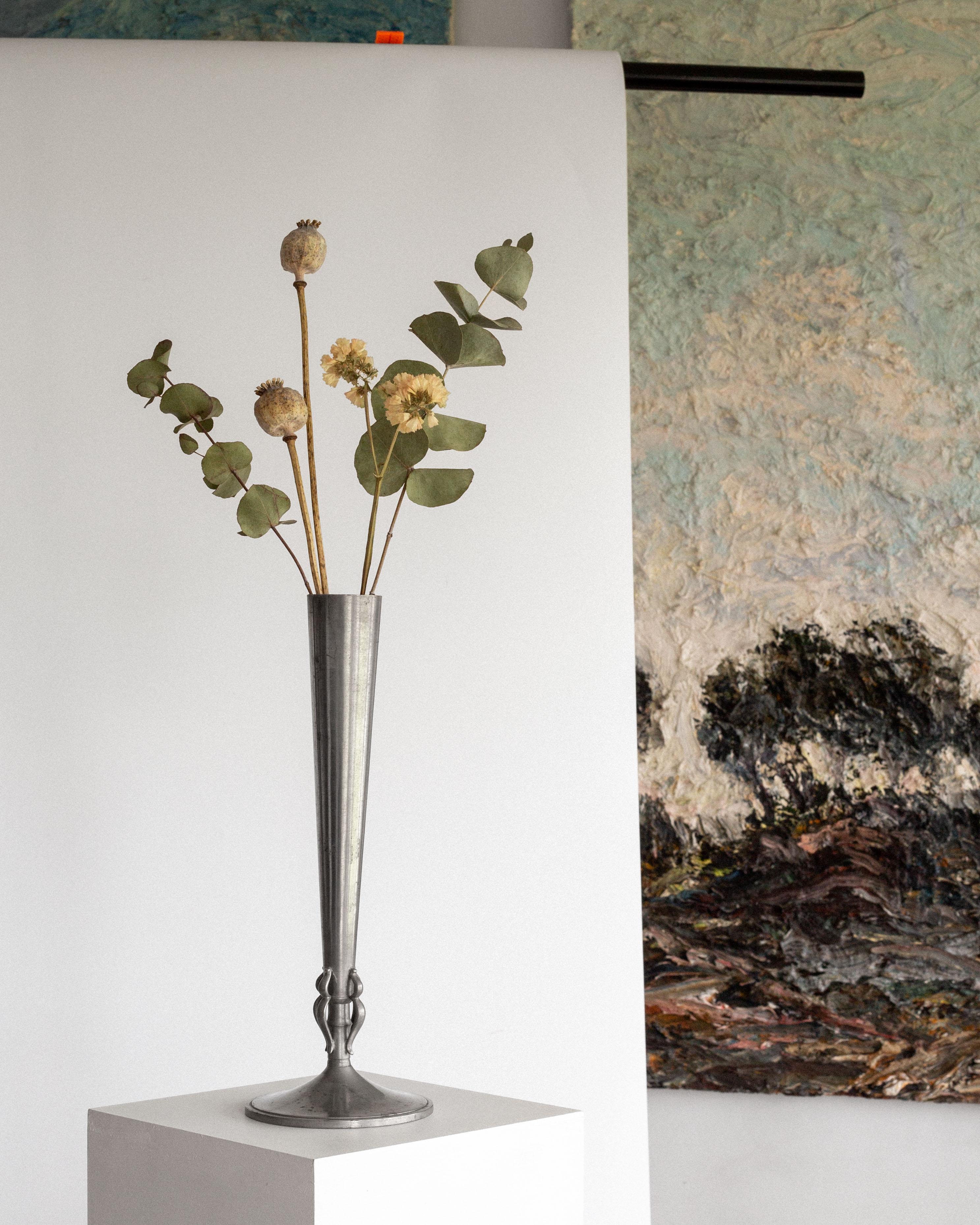 Jarrón trompeta sueco Art Déco de peltre de GAB Guldsmedsaktiebolaget, fechado en 1935 en venta 1