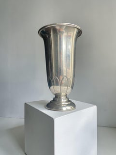 Vase suédois en étain Art déco de C.G. Hallberg, 1929