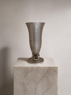 Vaso svedese in peltro in stile Art Déco di GAB con base ad anello scultorea, 1935
