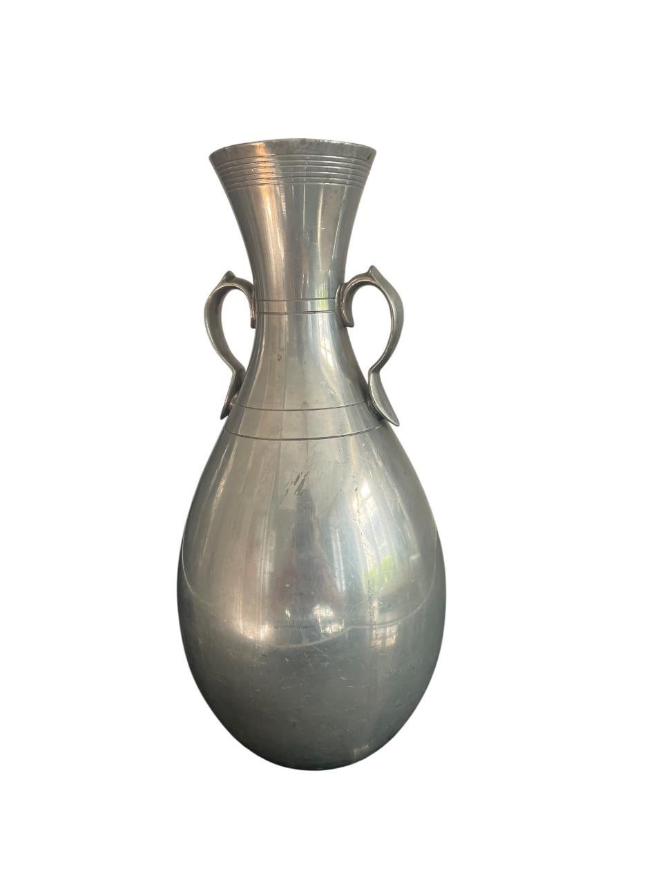 Élégant vase en étain fabriqué par Guldsmedsaktiebolaget (GAB), Suède, en 1933. Corps bien proportionné en forme de goutte avec un col étroit et un bord évasé, orné de deux poignées décoratives.

Fabricant : GAB (Suède)
Année : 1933 (estampillé et