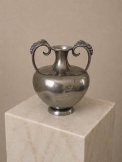 Vase suédois en étain de style Art déco moderne, avec des anses en forme de grappes de raisin, signé C.G. Hallberg, 1941