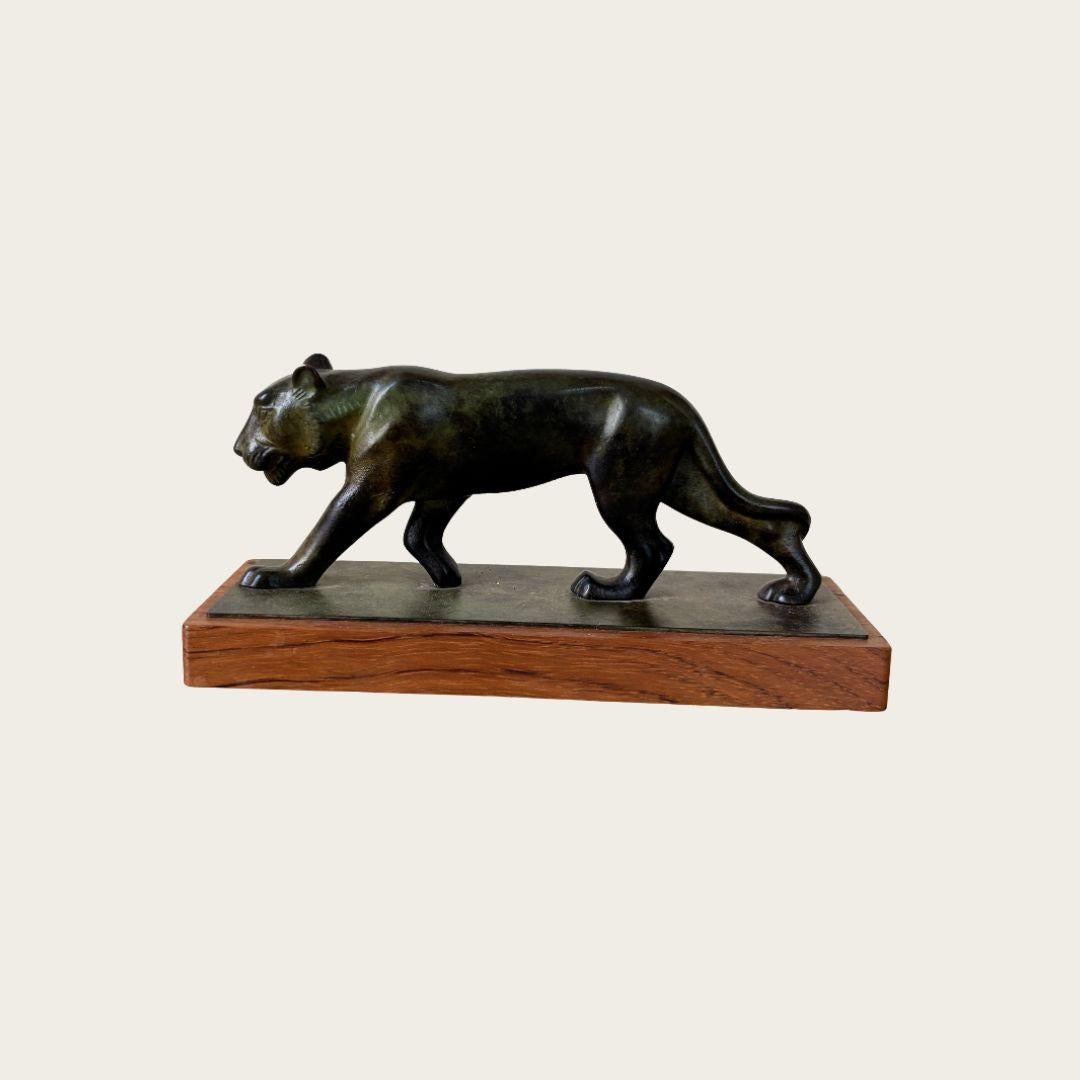 Patiné Sculpture suédoise Art déco d'un lion femelle en vente