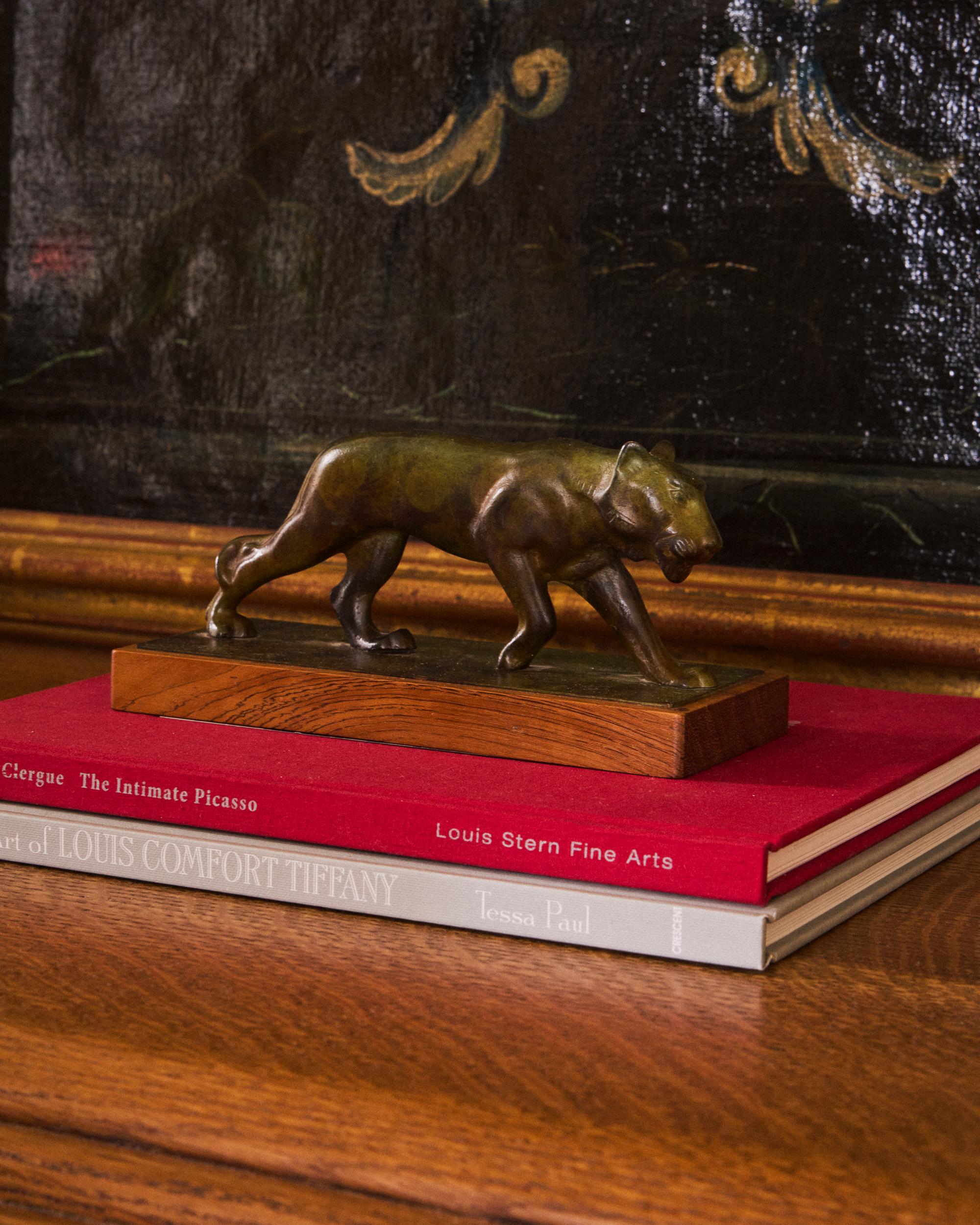 Milieu du XXe siècle Sculpture suédoise Art déco d'un lion femelle en vente