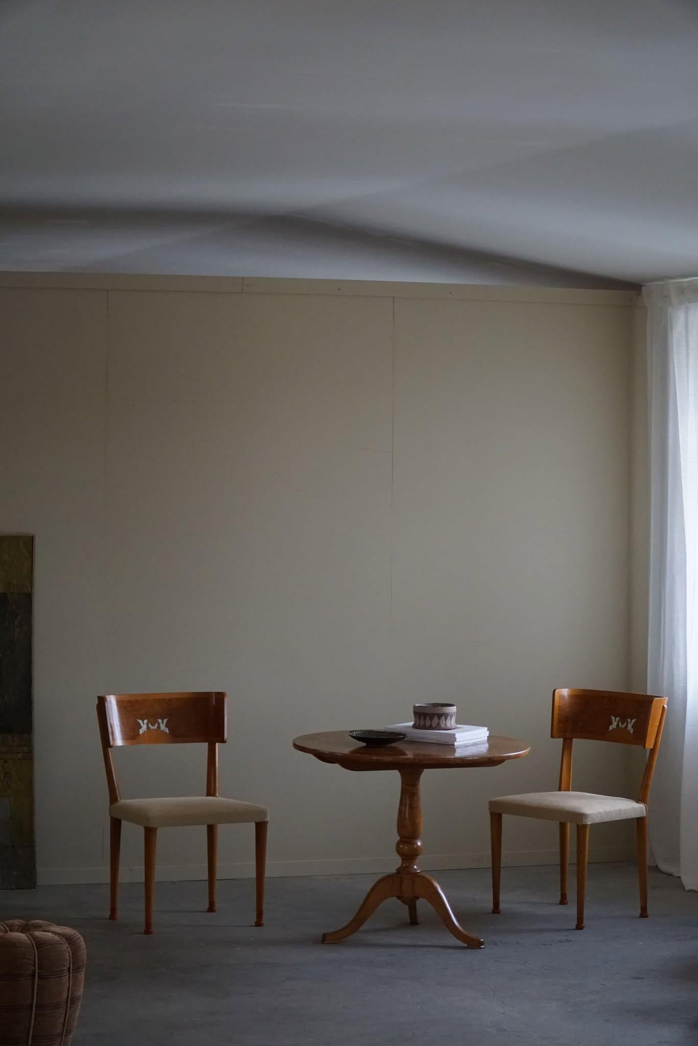 Swedish Art Deco, Set of 4 Klismos Chairs in Birch & Elm, Griffin Inlays, 1930s In Good Condition For Sale In Odense, DK