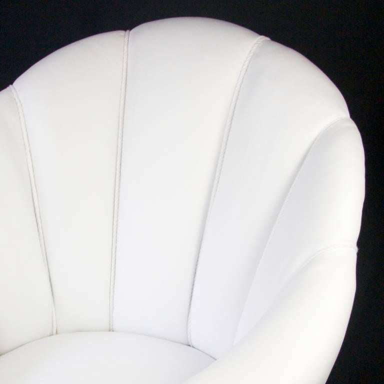 Original fauteuil club suédois à dossier en coquille Art Déco des années 1920-1940, précédemment retapissé en cuir italien blanc de première qualité, avec un siège à ressorts et un rare dossier cannelé.

C'est une chaise très agréable à utiliser