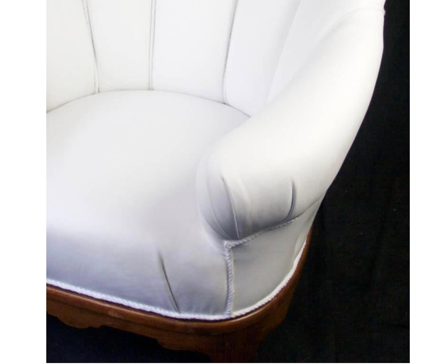 Art déco Fauteuil Art Déco suédois à dossier coquillage en cuir italien blanc décoré de cannelures A en vente