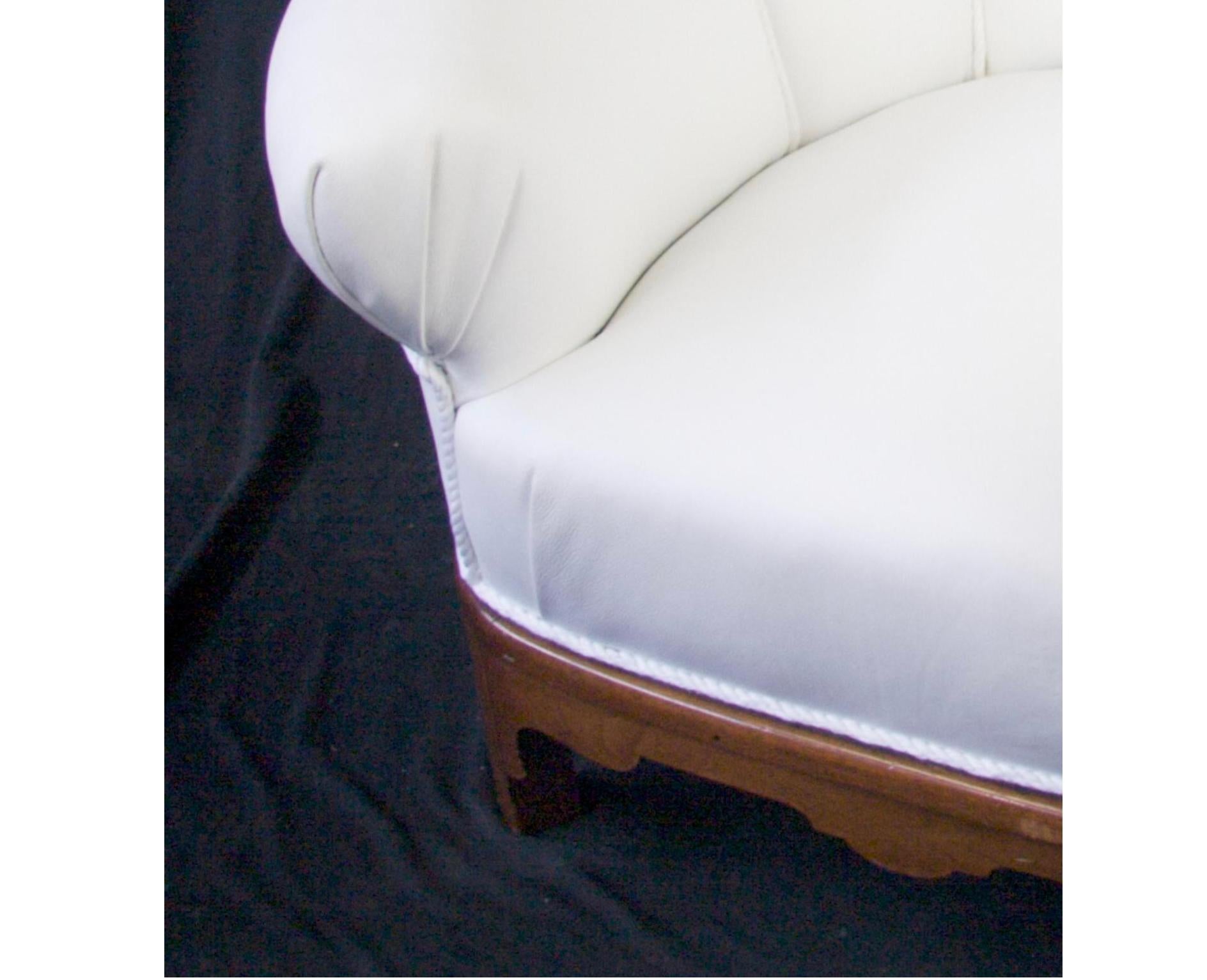 Sculpté Fauteuil Art Déco suédois à dossier coquillage en cuir italien blanc décoré de cannelures A en vente