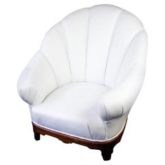 Schwedischer Art-déco-Sessel mit Muschelrückenlehne aus weißem italienischem Leder mit geriffelten Dekorationen