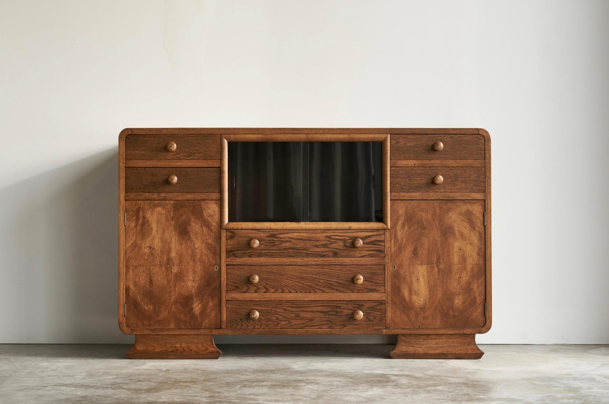Cabinet Art Déco en chêne, Suède, années 1940.

Armoire Art Déco très distincte avec portes coulissantes en verre, bien exécutée en chêne, placage de chêne et placage de ronce de chêne. Il est originaire de Suède, dans les années 1940.

Cette