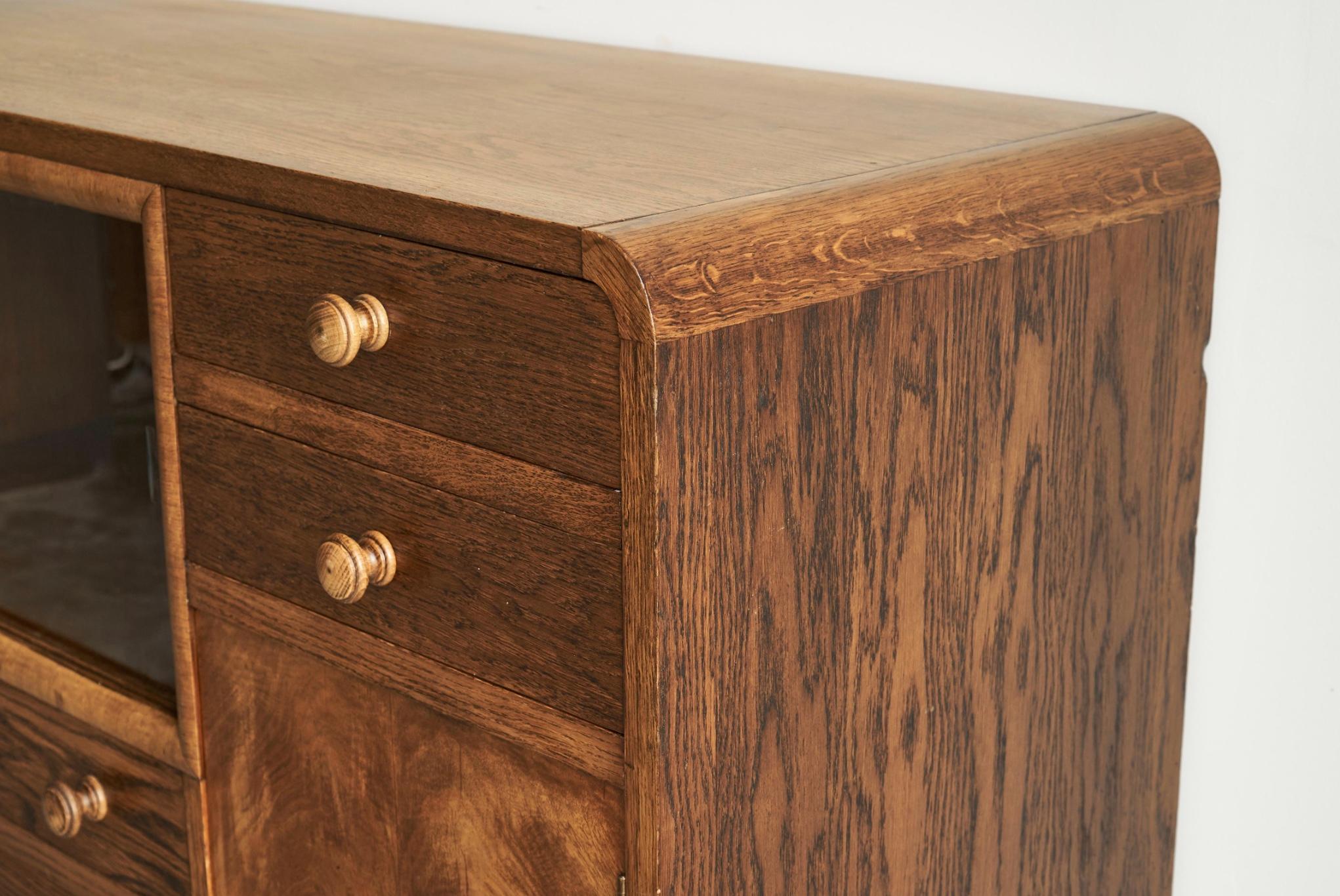 Scandinave Buffet suédois Art Déco en chêne des années 1940 en vente