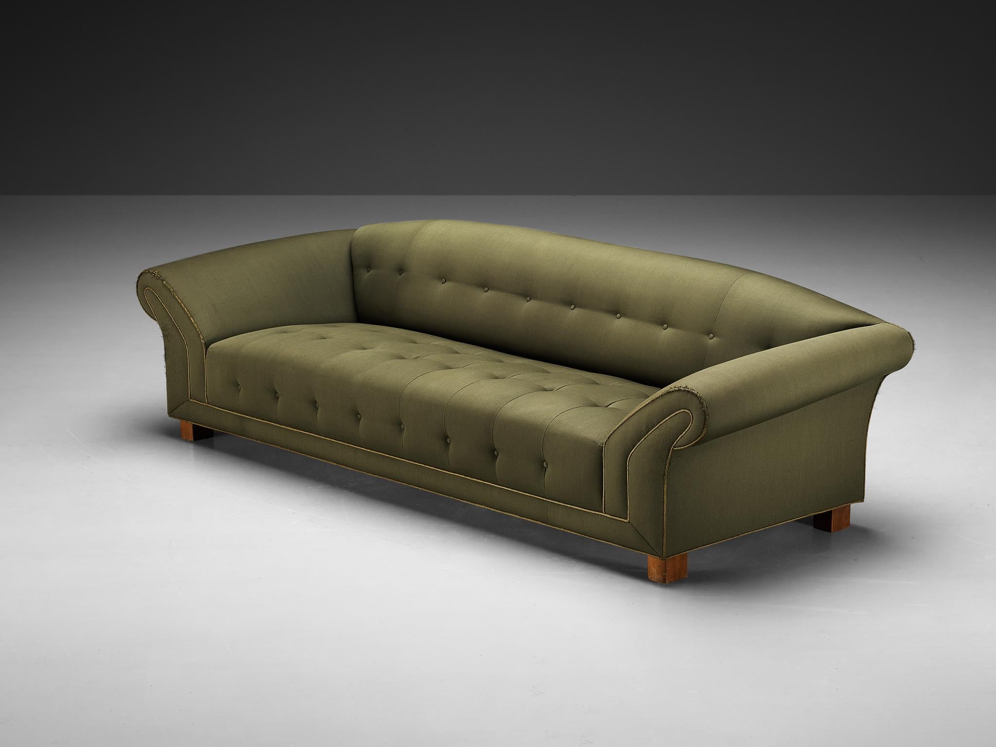 Sofa, Stoff, gebeizte Buche, Schweden, 1930er Jahre

Ein anmutiges schwedisches Sofa aus den 1930er Jahren mit ausgeprägten Art-déco-Einflüssen. Zu seinen charakteristischen Merkmalen gehört ein großzügiges und robustes Gestell mit einem
