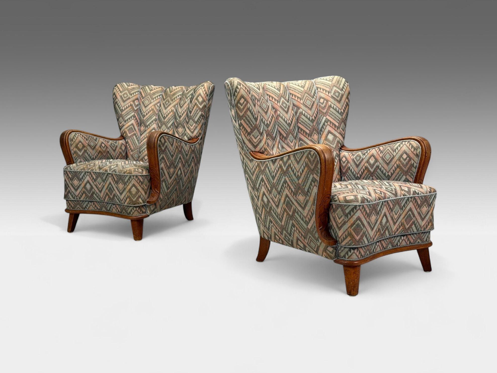 Art Deco svedese, legno macchiato, tappezzeria azteca, sedie da salotto organiche, Svezia, anni '70

Coppia di sedie da salotto in legno e tessuto in stile art déco progettate e prodotte in Svezia negli anni '70 circa. Ogni esemplare presenta