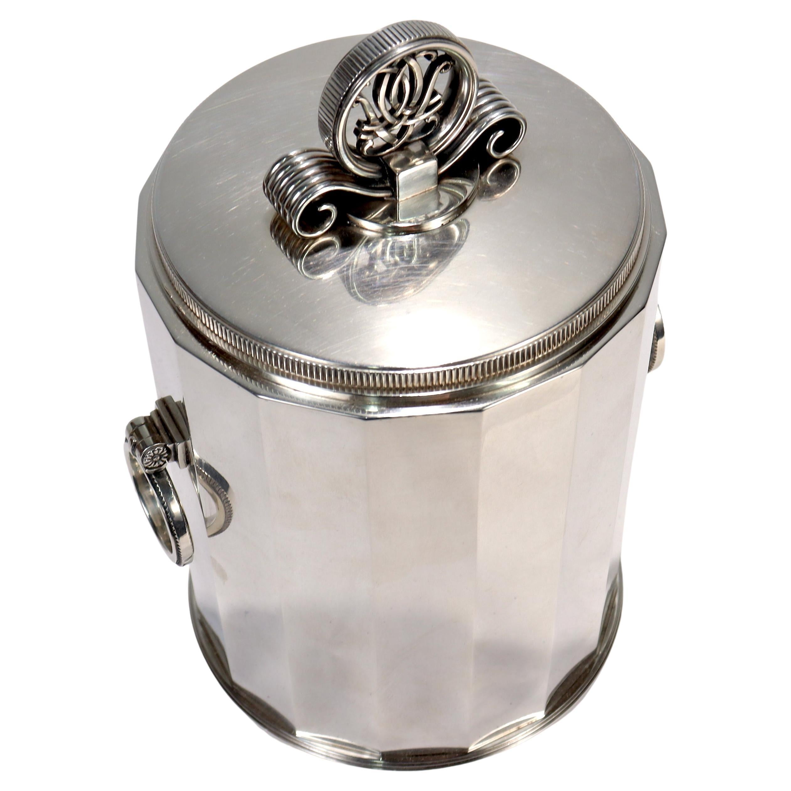 Un antico e pregiato humidor o barattolo. 

In argento sterling. 

Disegnata da Erik Fleming per Borgila negli anni Quaranta.

Ha un piede a gradini, un corpo sfaccettato, due manici ad anello ai lati e un coperchio a chiusura ermetica con finale