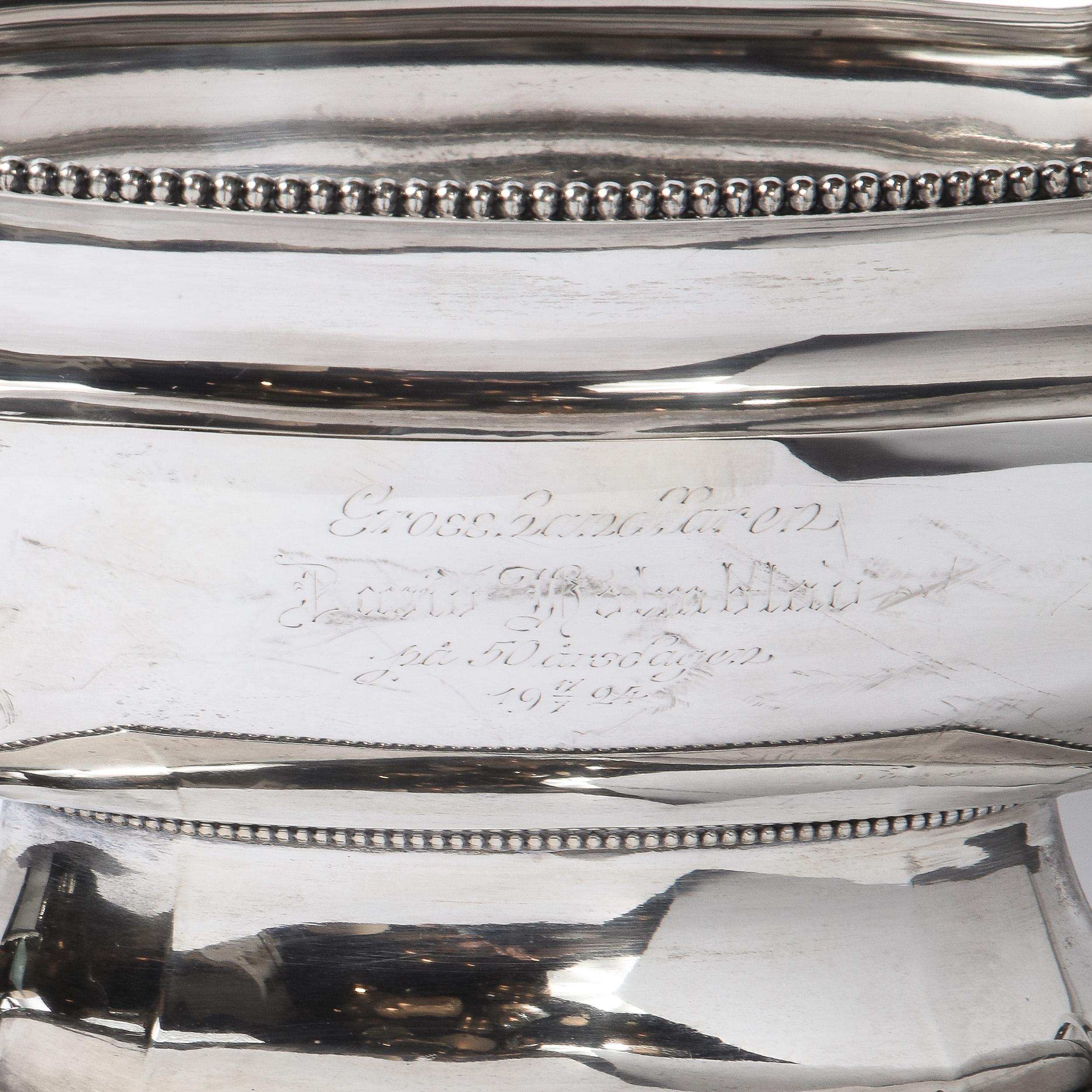 Bol à trophée suédois Art Déco profilé en métal argenté perlé Bon état - En vente à New York, NY