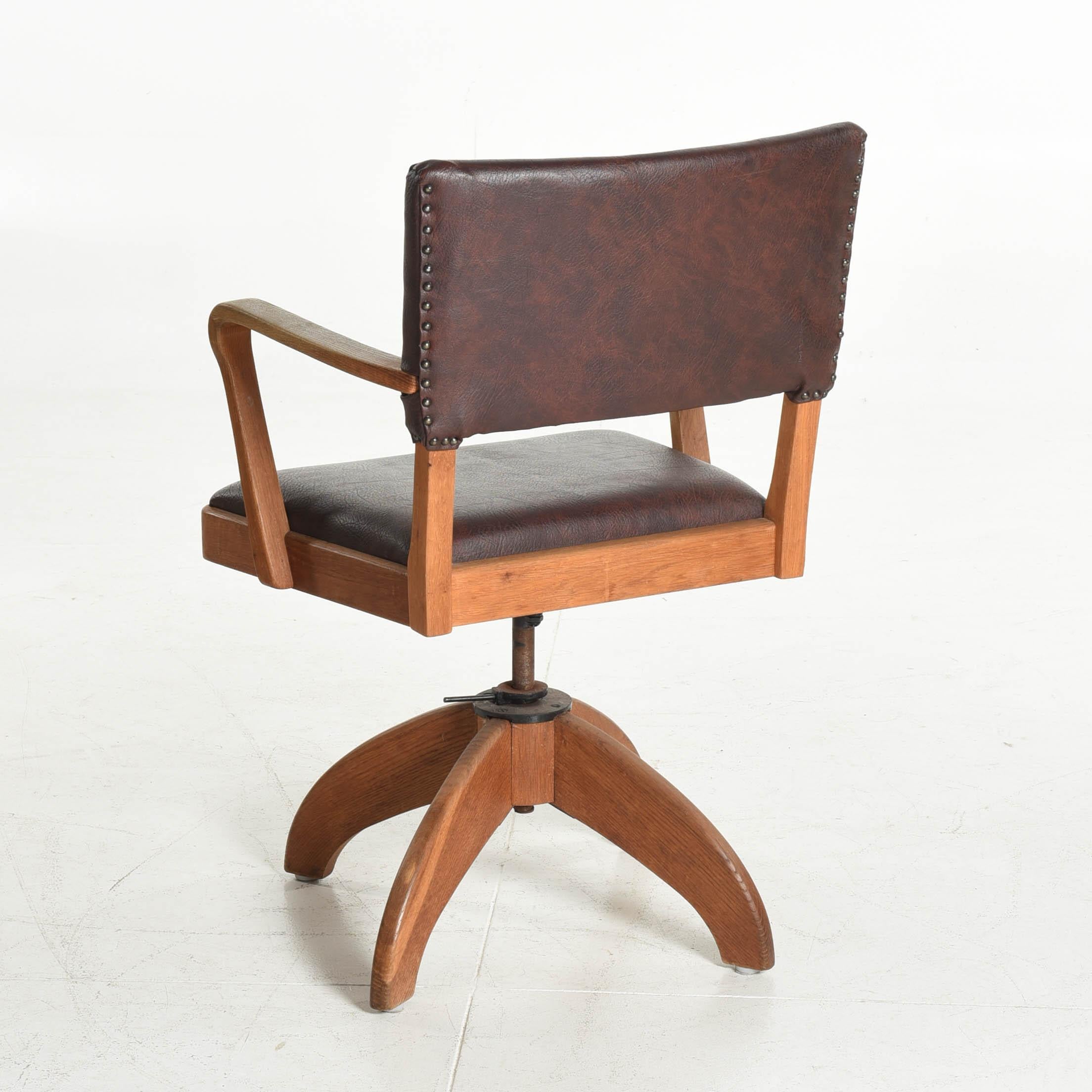 Art Deco swivel armchair made in oak by Gunnar Ericsson for Facit AB in Atvidaberg, Sweden, circa 1930.
Seat height-adjustable spinning function.

Chair with new upholstery.

Very good conditions.