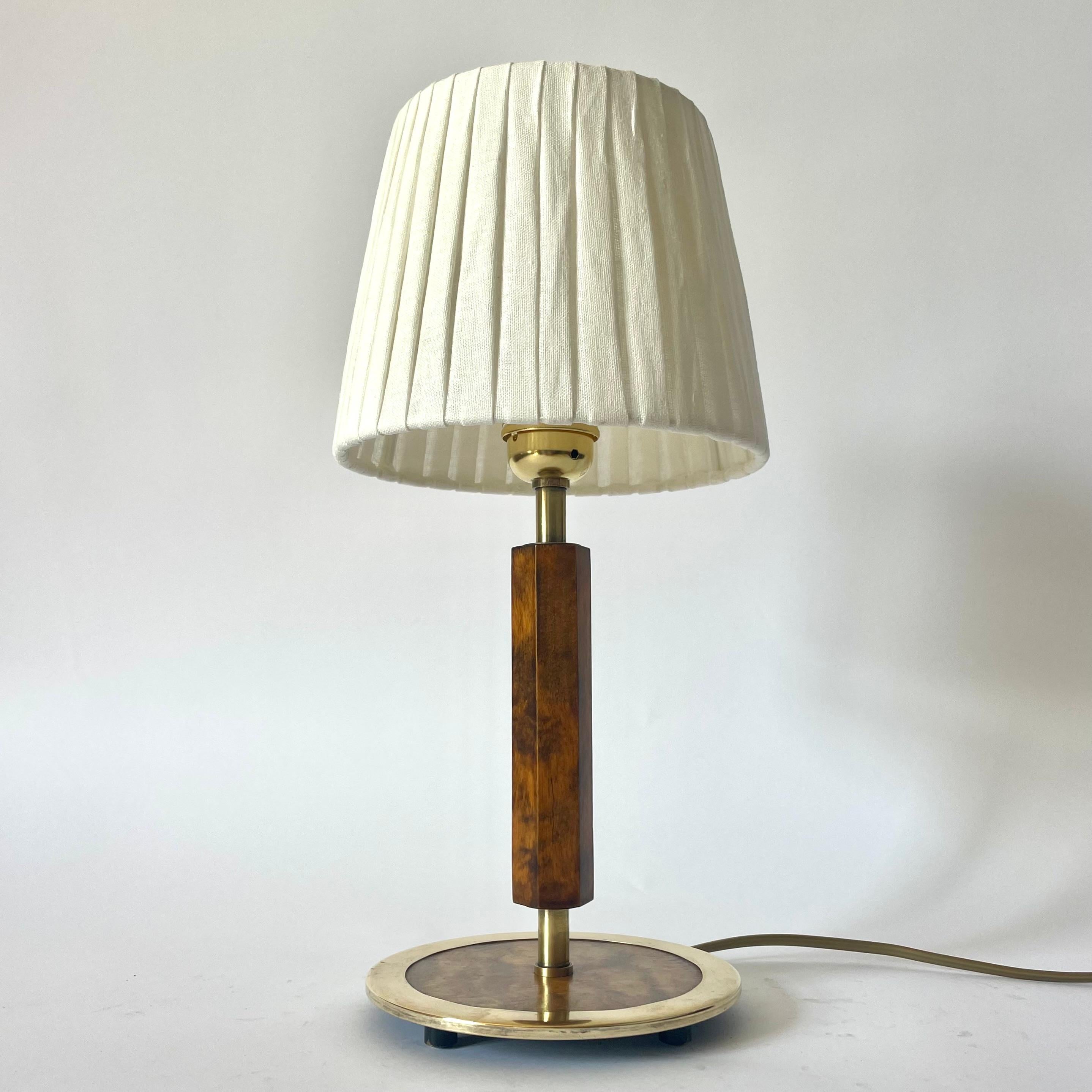 
Schwedische Art Deco Tischlampe aus Messing und geflammter Birke, 1930er Jahre

Eine elegante schwedische Tischlampe aus den 1930er Jahren, entworfen im raffinierten Art Deco- oder Swedish Grace-Stil. Die Leuchte kombiniert warm getönte, reich