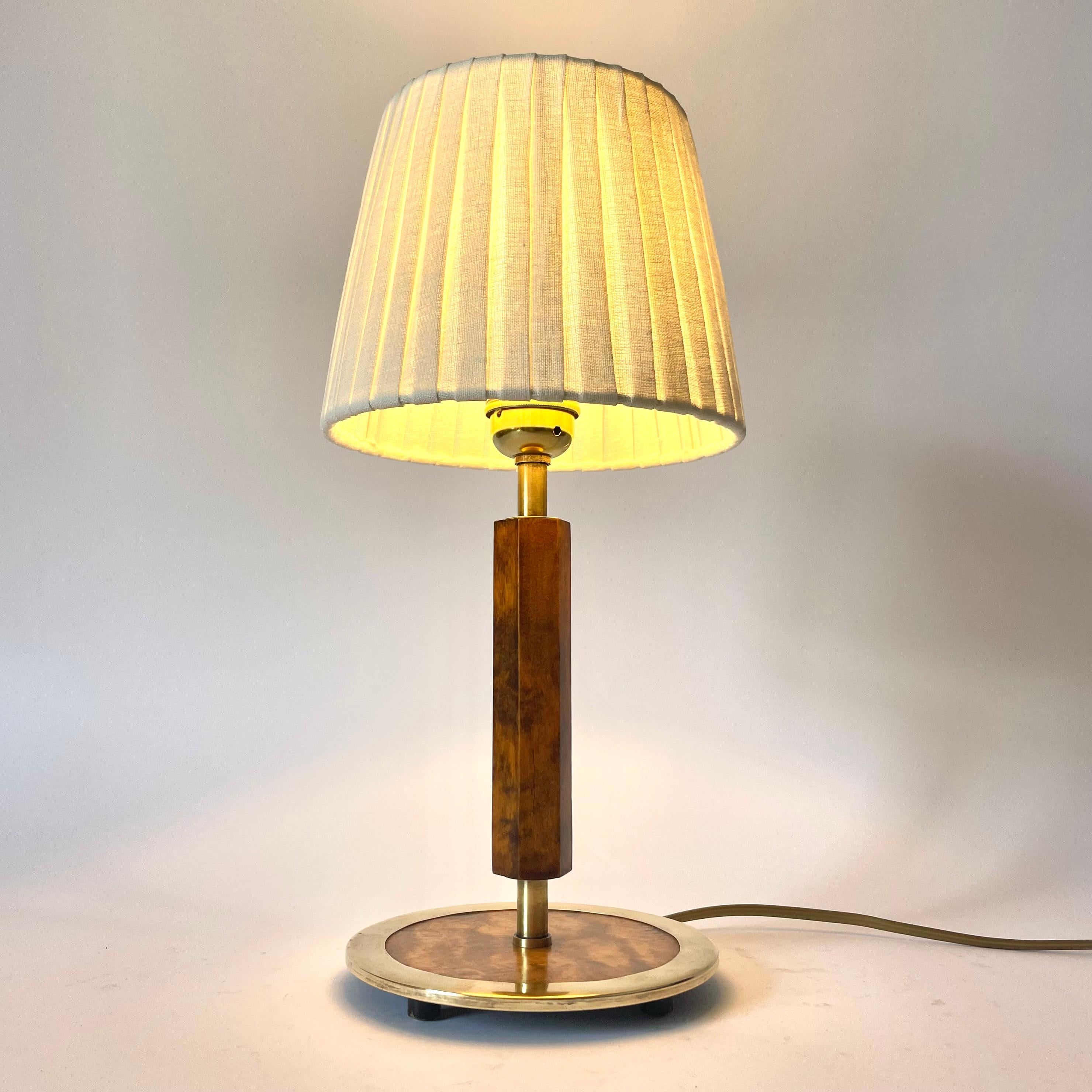 Schwedische Art Deco Tischlampe aus Messing und geflammter Birke, 1930er Jahre (Art déco) im Angebot