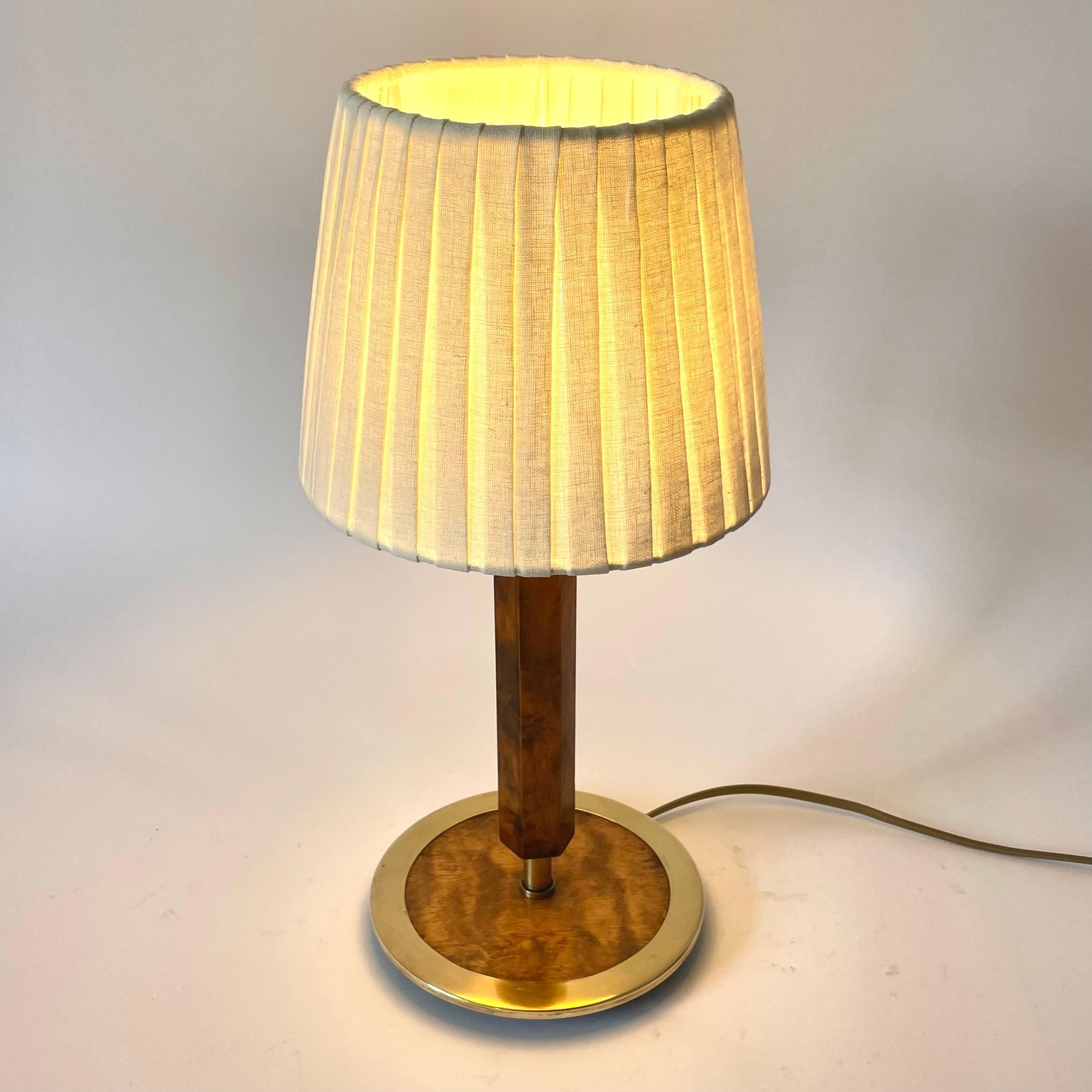 Schwedische Art Deco Tischlampe aus Messing und geflammter Birke, 1930er Jahre im Zustand „Gut“ im Angebot in Knivsta, SE
