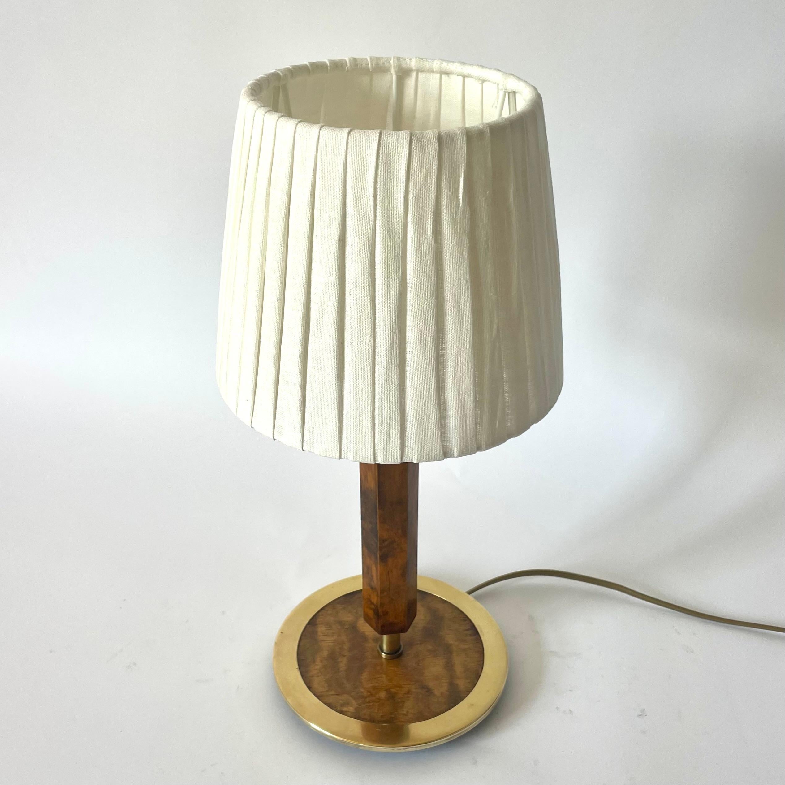Schwedische Art Deco Tischlampe aus Messing und geflammter Birke, 1930er Jahre (Mitte des 20. Jahrhunderts) im Angebot