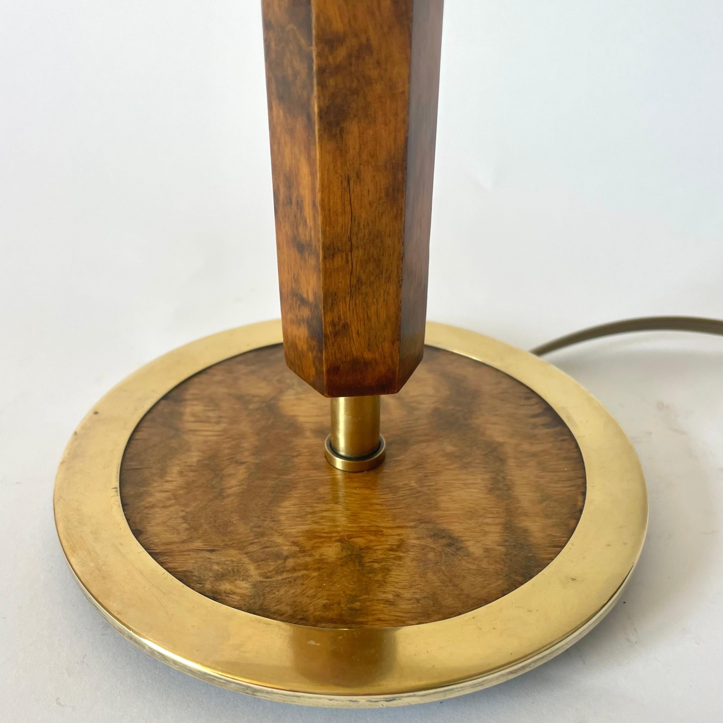 Schwedische Art Deco Tischlampe aus Messing und geflammter Birke, 1930er Jahre im Angebot 1