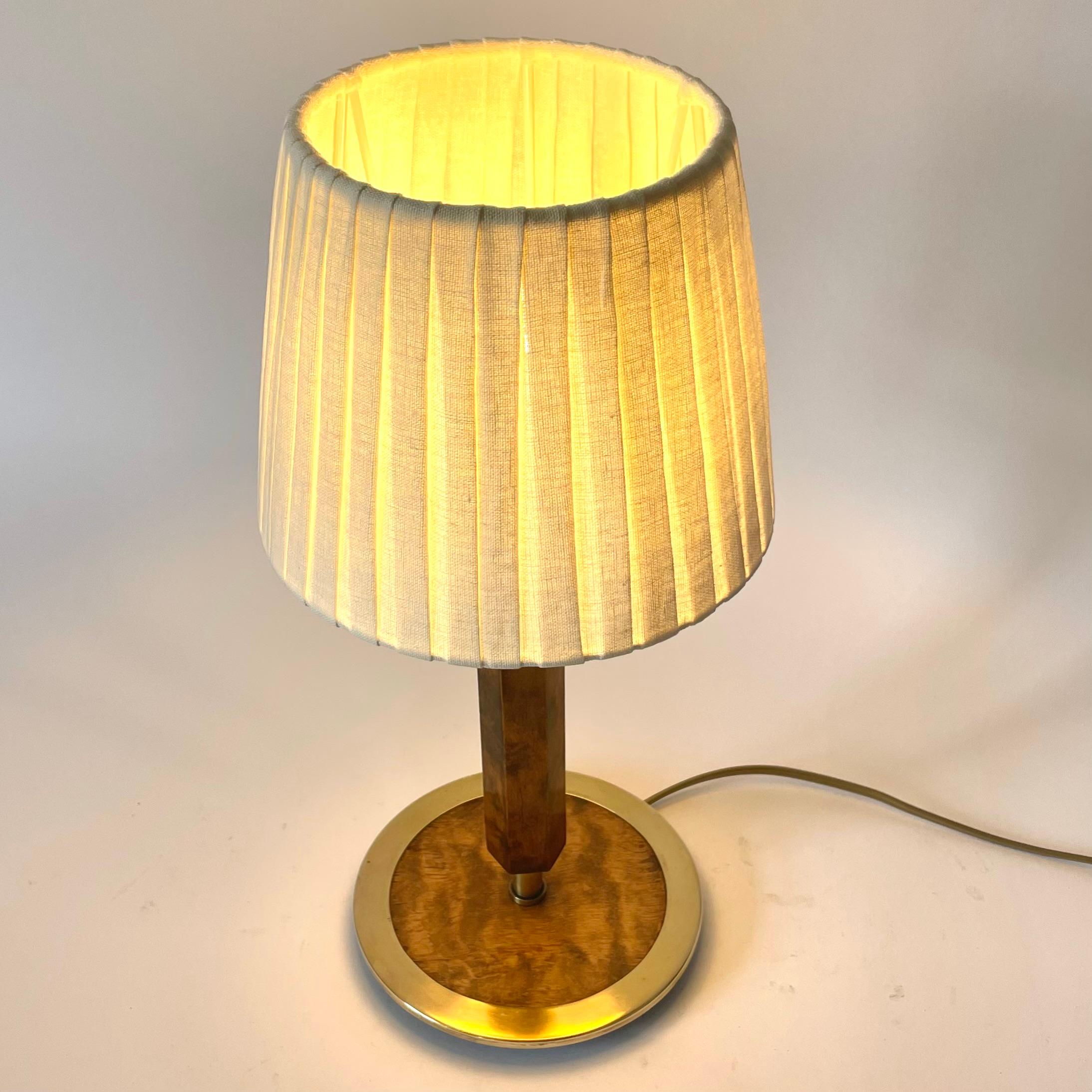 Schwedische Art Deco Tischlampe aus Messing und geflammter Birke, 1930er Jahre im Angebot 3