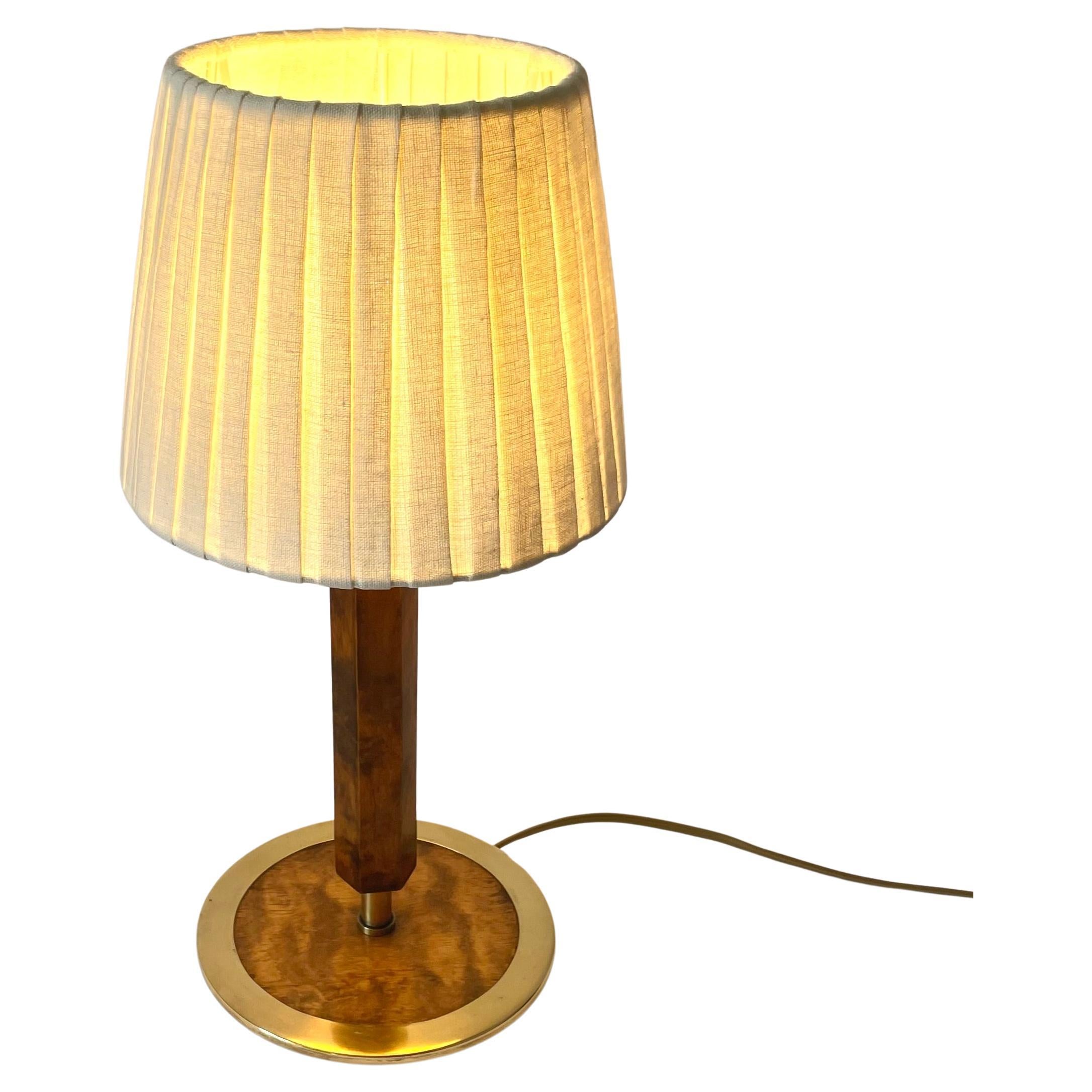 Schwedische Art Deco Tischlampe aus Messing und geflammter Birke, 1930er Jahre im Angebot