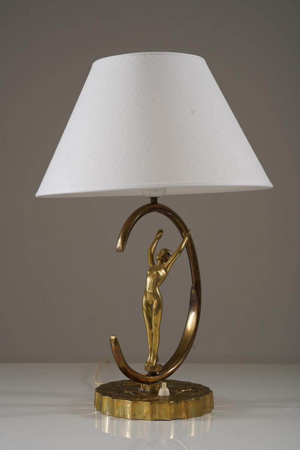 Scandinave moderne Lampe de table Art déco suédoise en laiton en vente