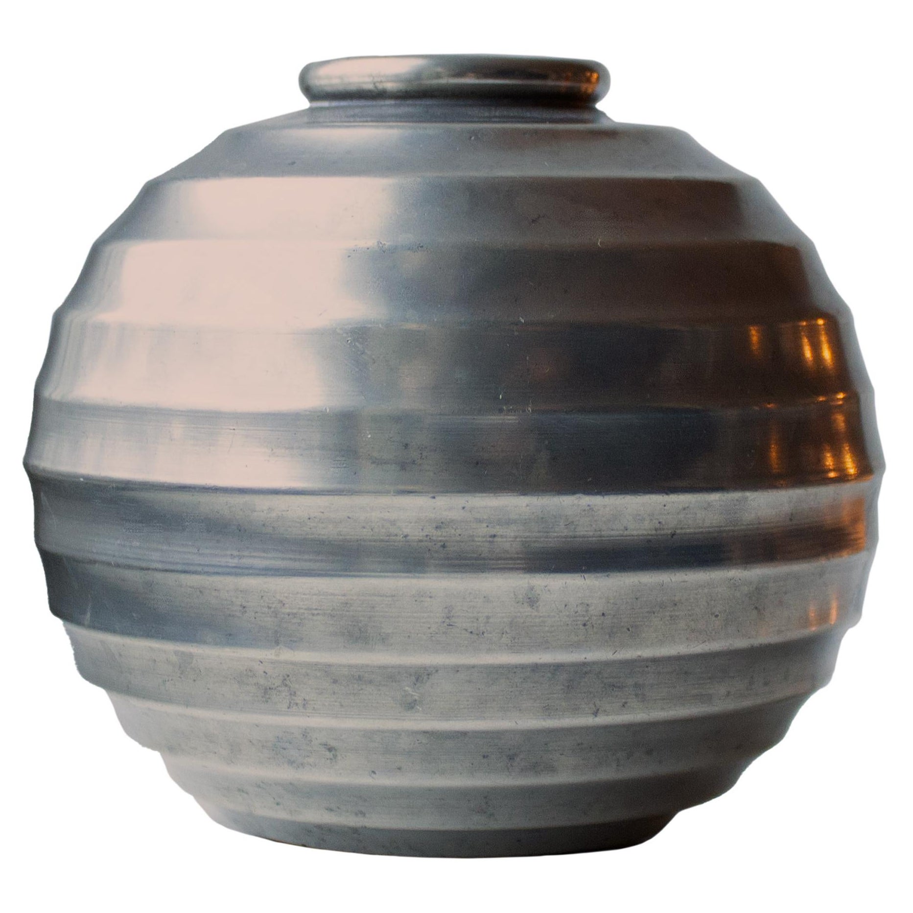 Vaso svedese Art Deco in peltro di Ingvar Bossler per Gamleby Tenn, realizzato negli anni 
30. in vendita