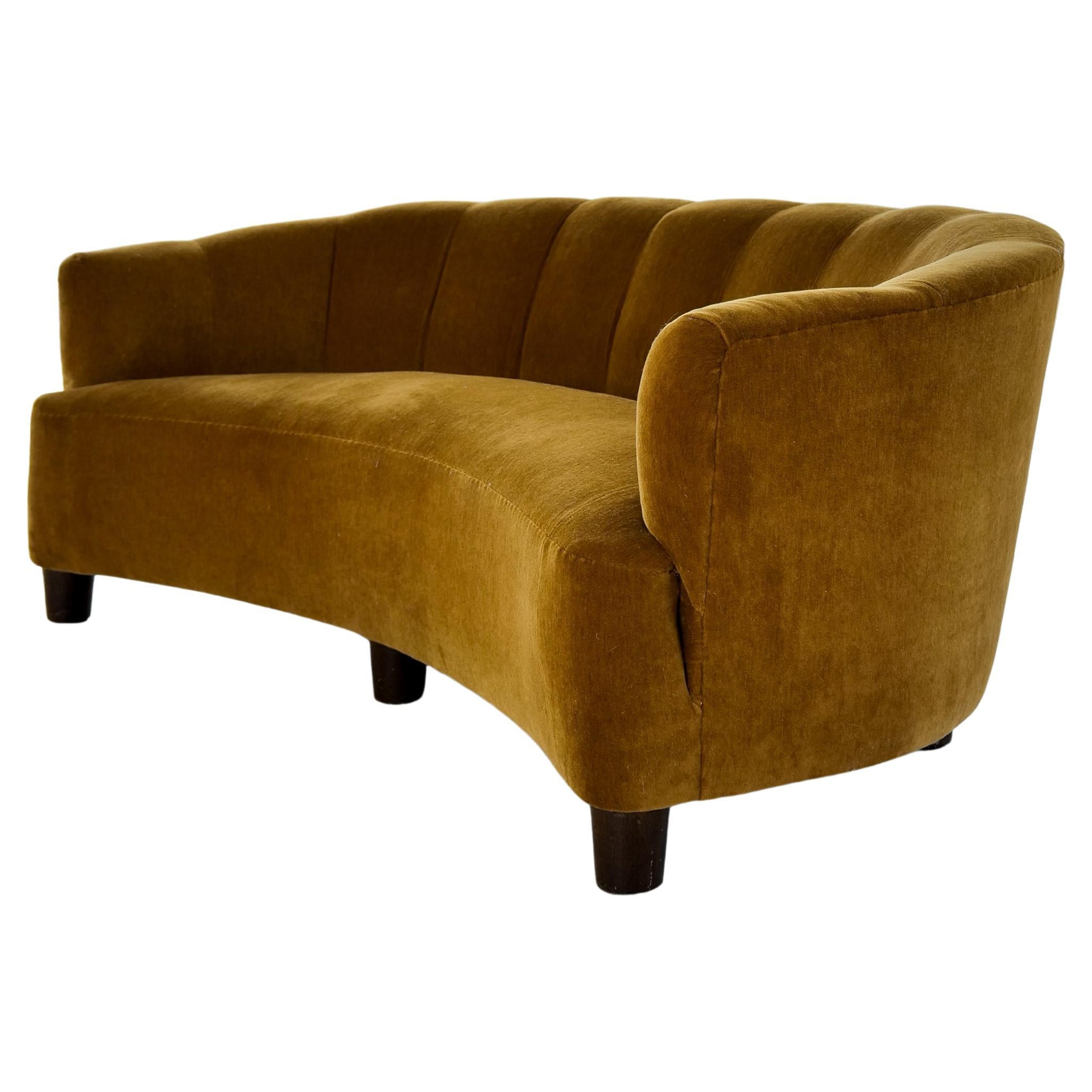 Schwedisches Art-Deco-Samtsofa, geschwungenes Design, 1940er Jahre