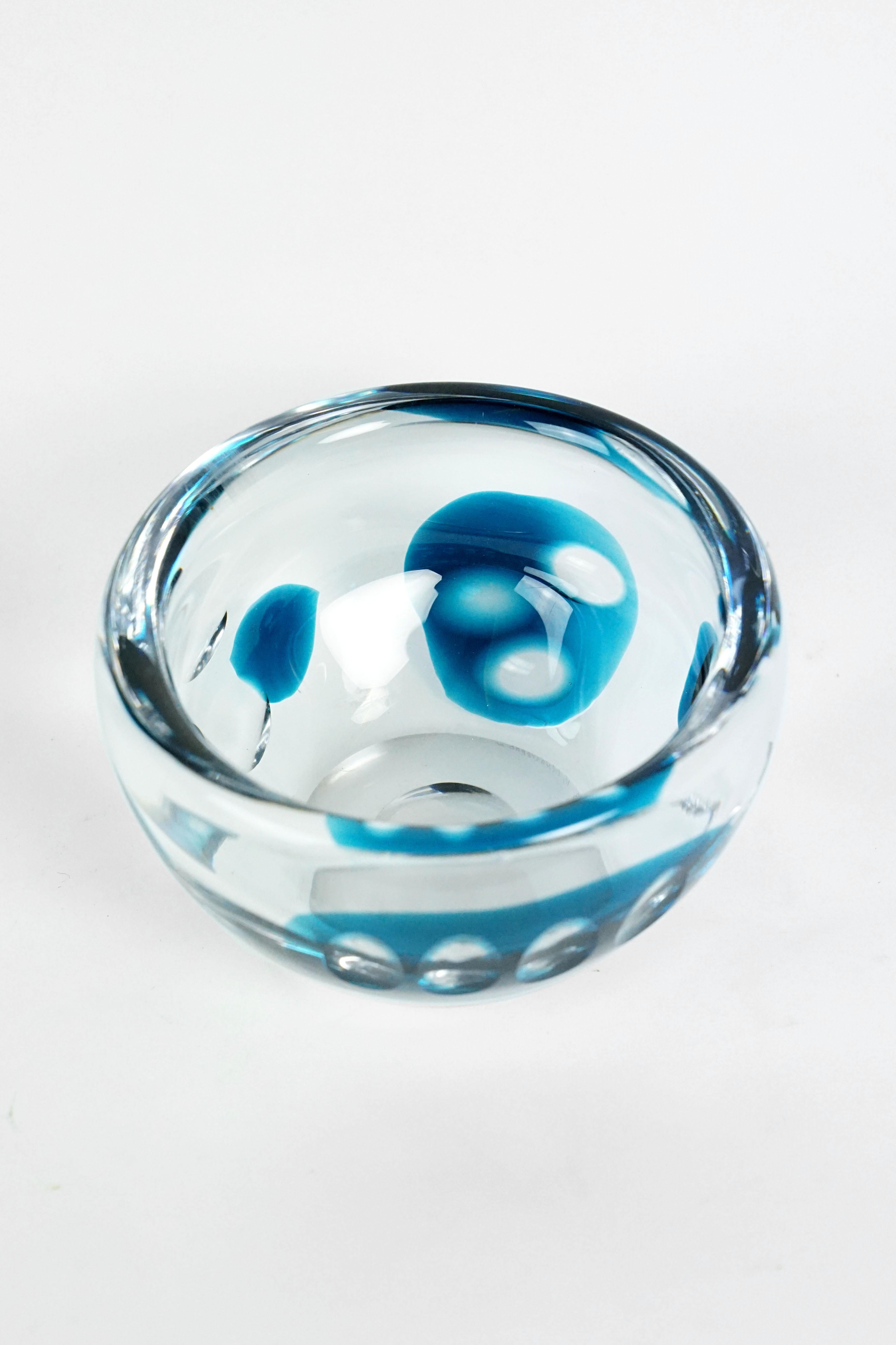 Extraordinary bowl by Swedish artist Vicke Lindstrand for COSTA Glasbruk, in the 1950s.

Round blue underlays, rare piece!

Acid Label underneath.