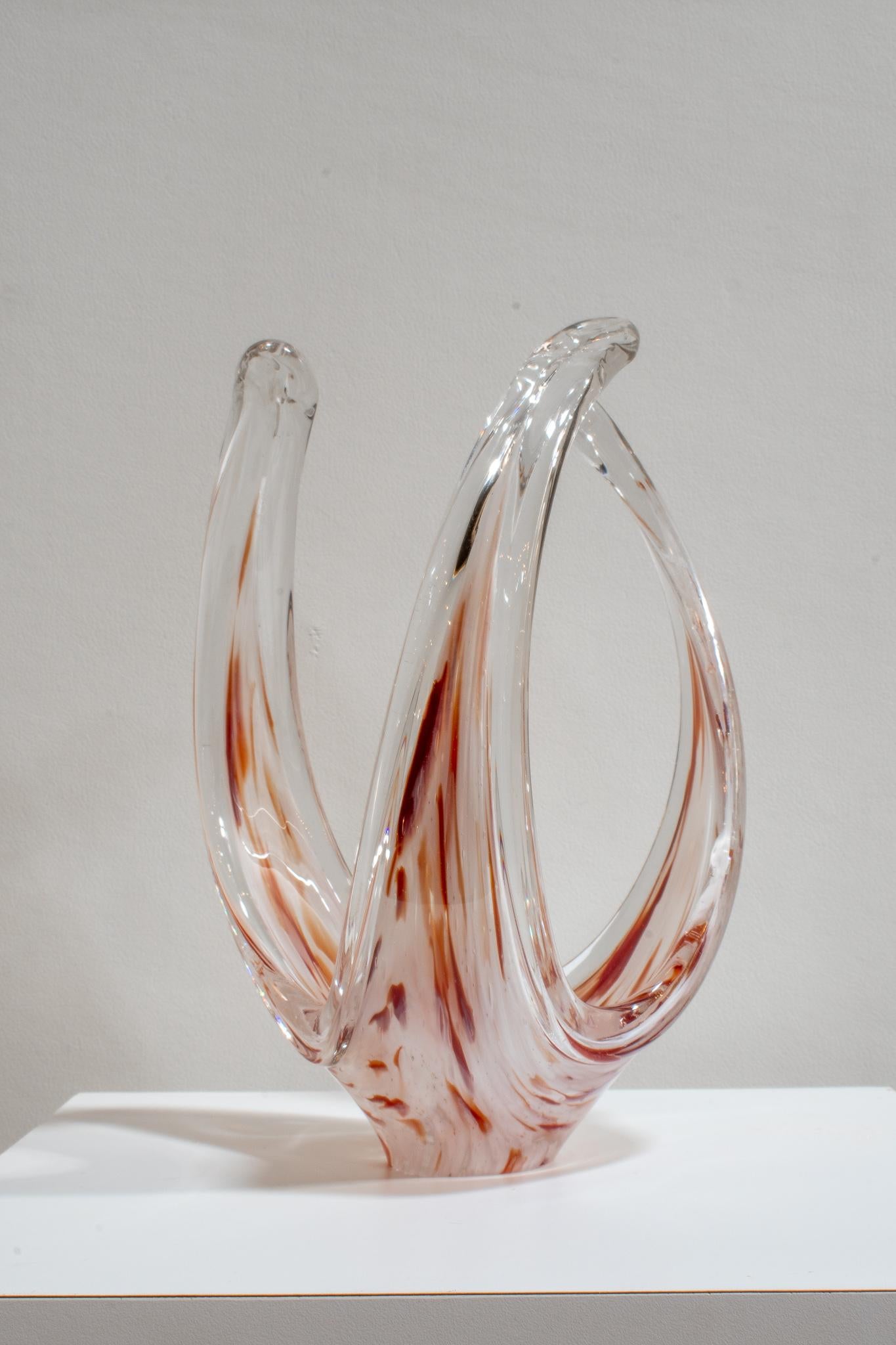 Vase sculptural en verre d'art suédois de forme libre en vente 2