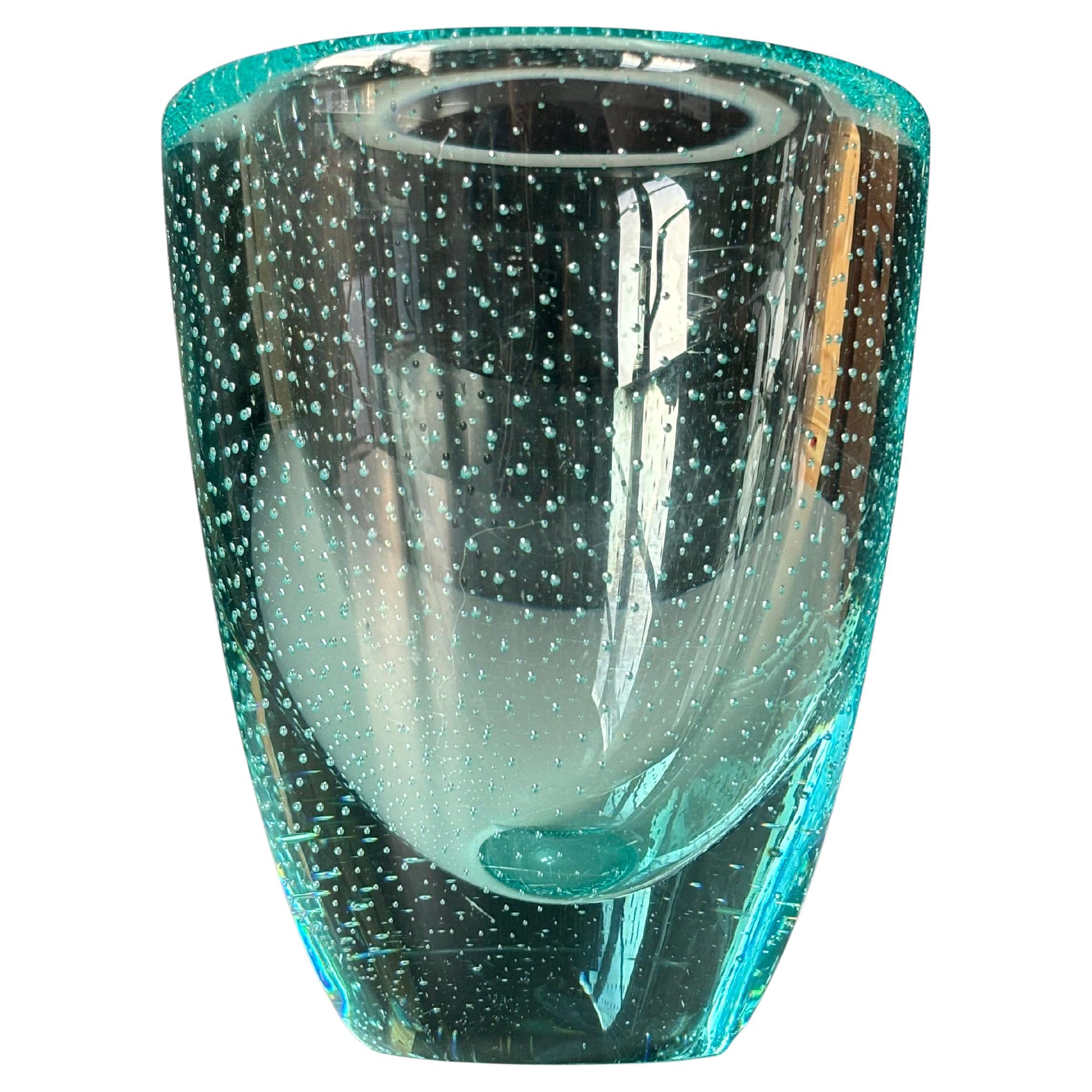 Vintage Swedish 1950s mouth blown art glass vase with tiny decorative symmetrically placed bubbles in the thick and unusually bright green glass. 
Belle condition vintage. 
Suède, années 1950.