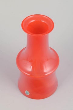Schwedisches Kunstglas. Mundgeblasene Vase aus leuchtend orangefarbenem Glas, 1970er Jahre