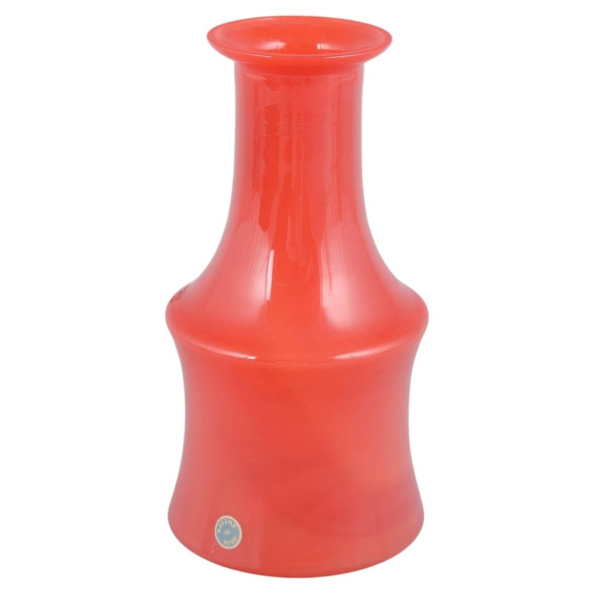 Swedish art glass. Jarrón soplado a boca de cristal naranja intenso, década de los 70 en venta
