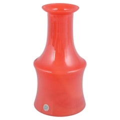 Schwedisches Kunstglas. Mundgeblasene Vase aus leuchtend orangefarbenem Glas, 1970er Jahre