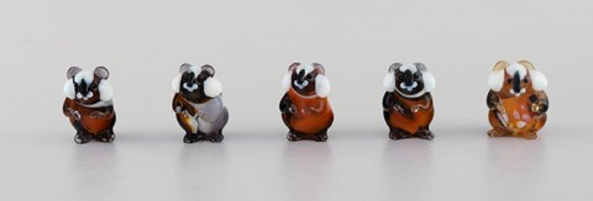 Verre d'art suédois. Dix figurines miniatures en verre d'art soufflé à la bouche, années 1970-1980.
Le sceau mesure : 7.5 x 4 cm.
Le chien mesure : 10 x 3 cm.
En parfait état.