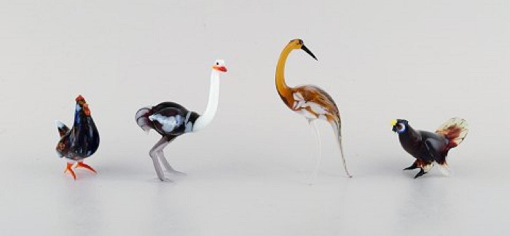 Verre d'art suédois. Dix figurines miniatures en forme d'oiseaux en verre d'art soufflé à la bouche,
1970s-1980s.
Les plus grandes mesures : 10 x 5 cm.