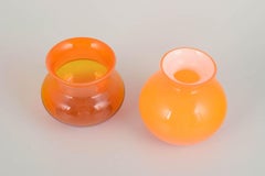 Swedish art glass. Dos jarrones soplados a boca de un cristal naranja intenso. Años 70