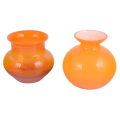Swedish art glass. Dos jarrones soplados a boca de un cristal naranja intenso. Años 70