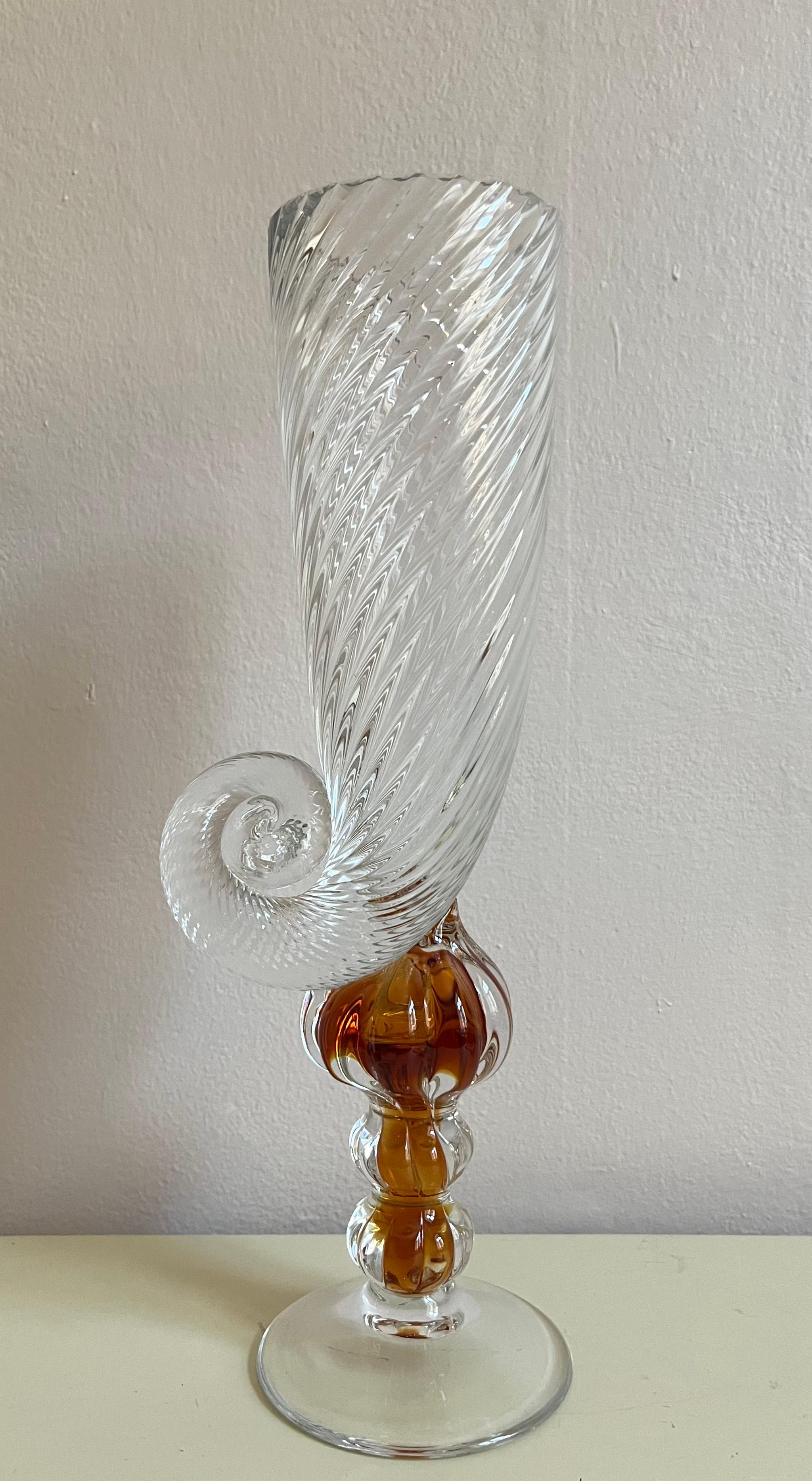 Swedish art glass vase in the shape of a conch shell

Swirly, tall piece of Swedish art glass in organic shapes of a conch shell in clear heavy glass on a clear and brown foot. Tall, decorative and no flaws.

Height: 36 cm (14.2 in).