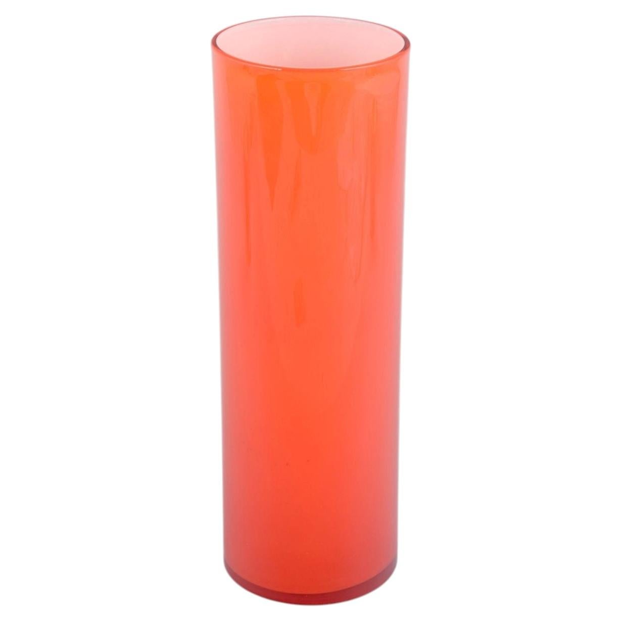 Swedish art glass. Jarrón de cristal de color naranja intenso con forma cilíndrica alta, década de los 70