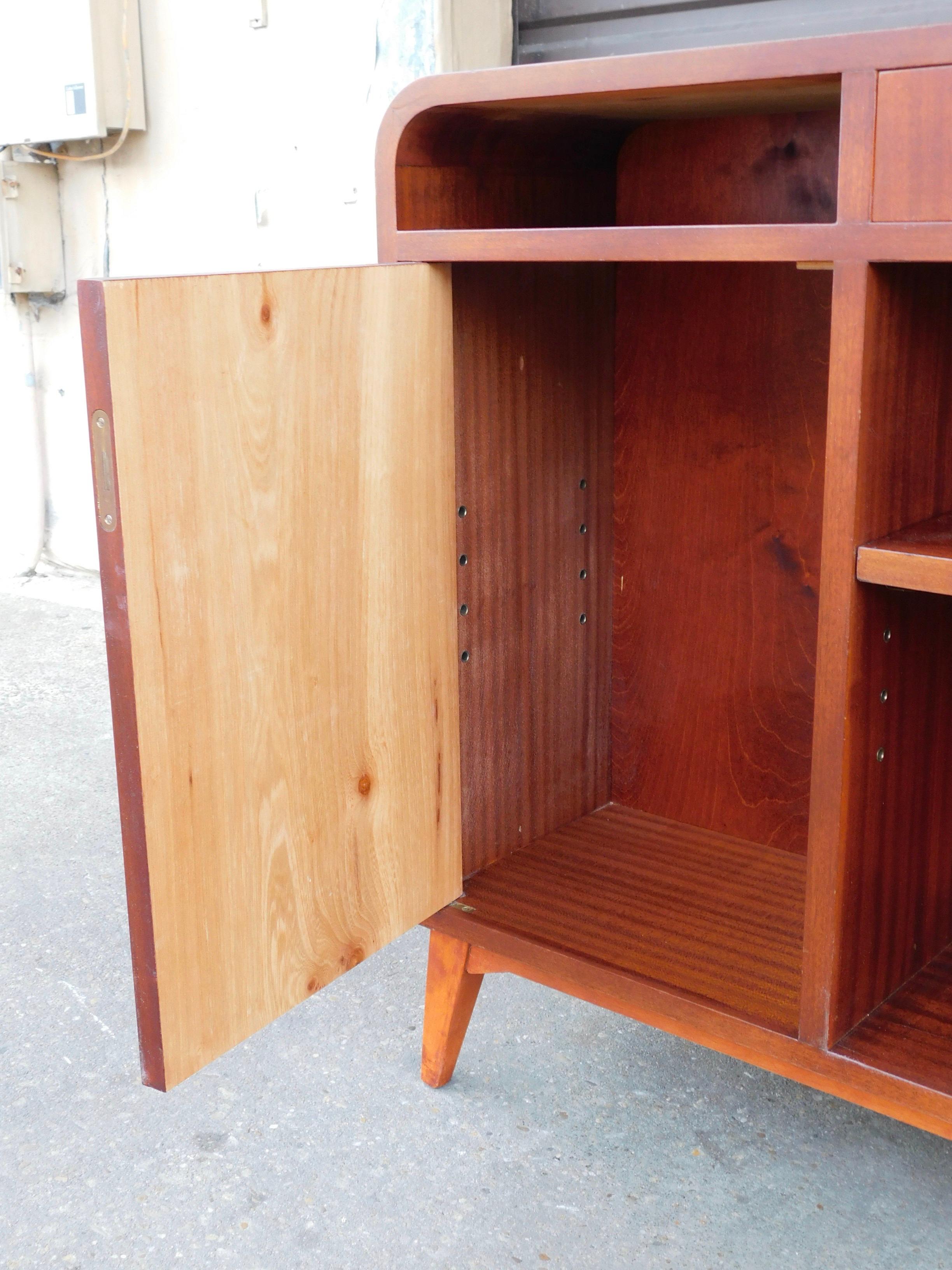 Swedish Art Modern Bookcase in Book Matched Mahogany, circa 1940 For Sale 8