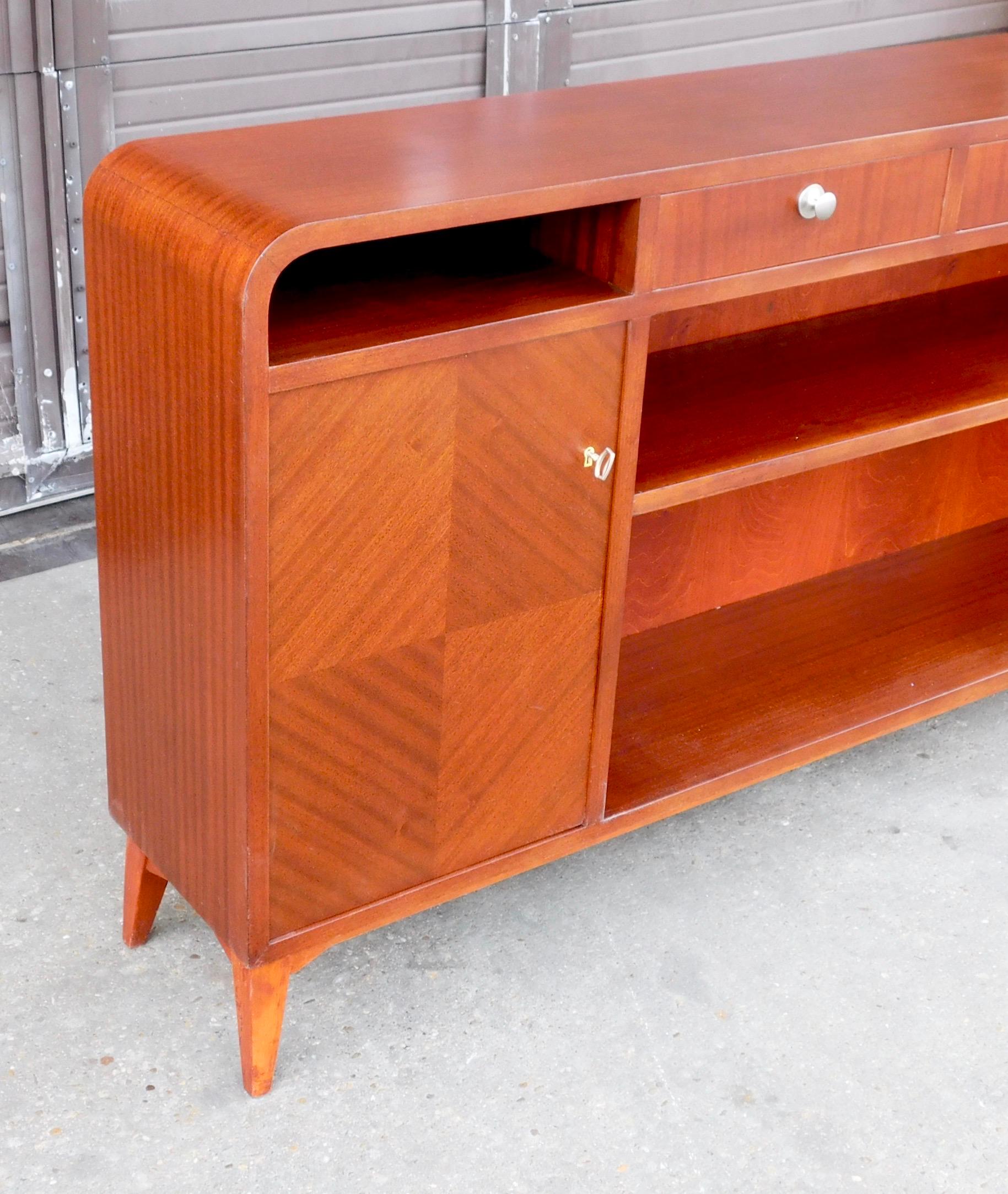Swedish Art Modern Bookcase in Book Matched Mahogany, circa 1940 For Sale 3