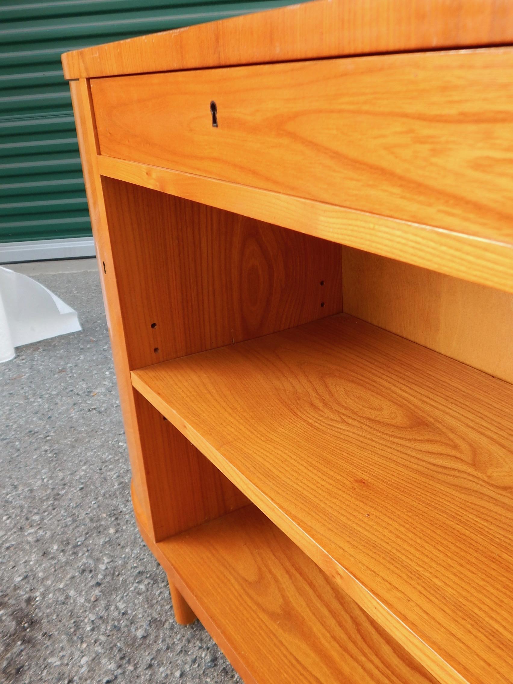 Swedish Art Moderne Book Case/Cabinet in Golden Elm, circa 1940 4