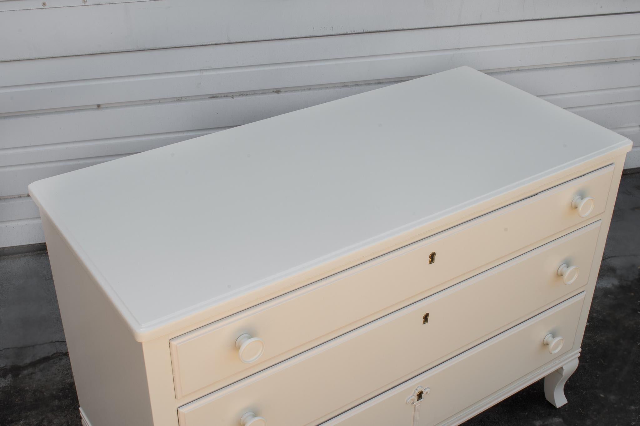 Swedish Art Moderne Chest of Drawers In Good Condition For Sale In Atlanta, GA