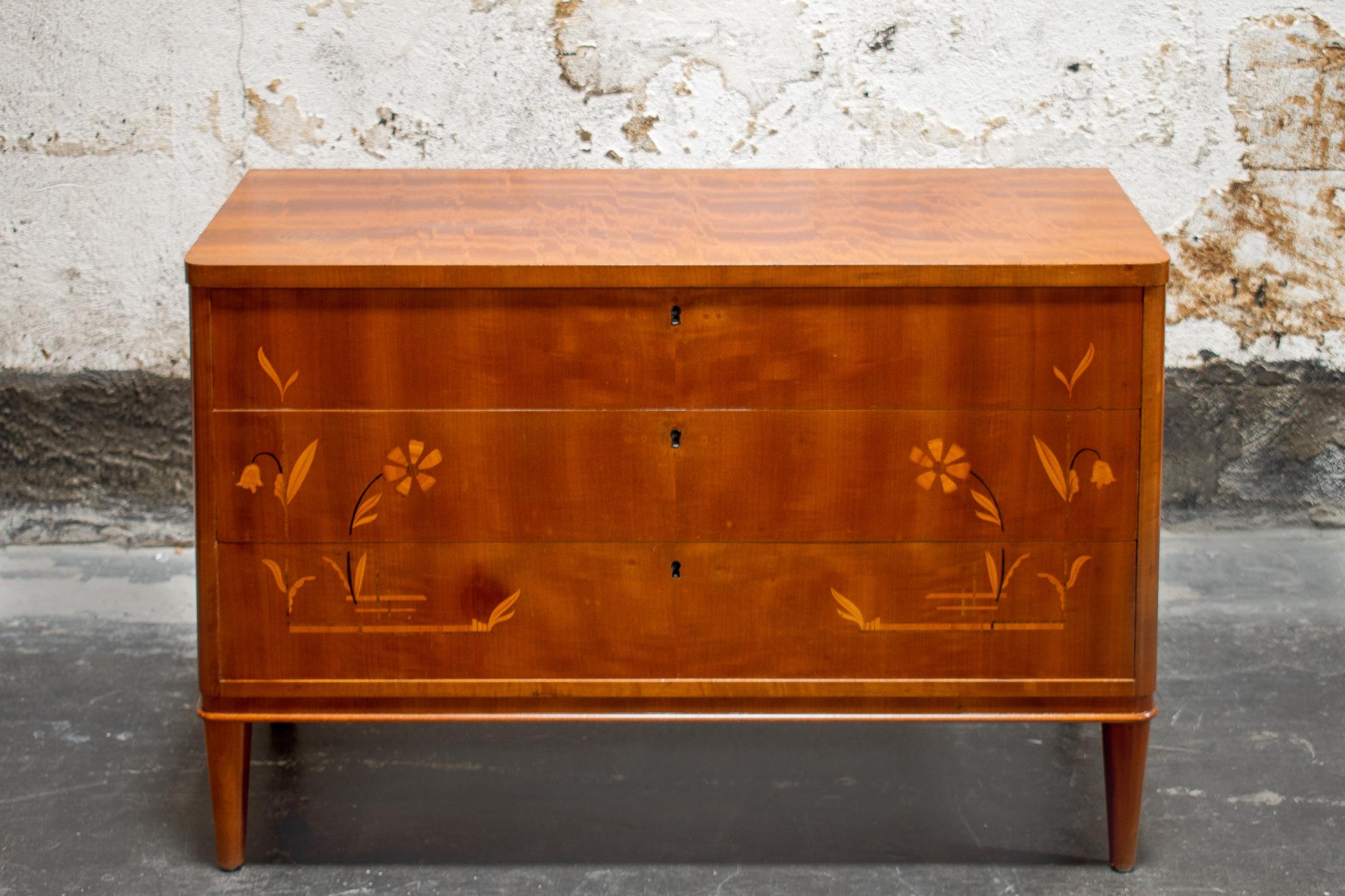 Swedish Art Moderne chest of drawers made of mahogany with rosewood Intarsia inlay in a floral motif. Unique piece in very good vintage condition. Three drawers with ample storage, key included.