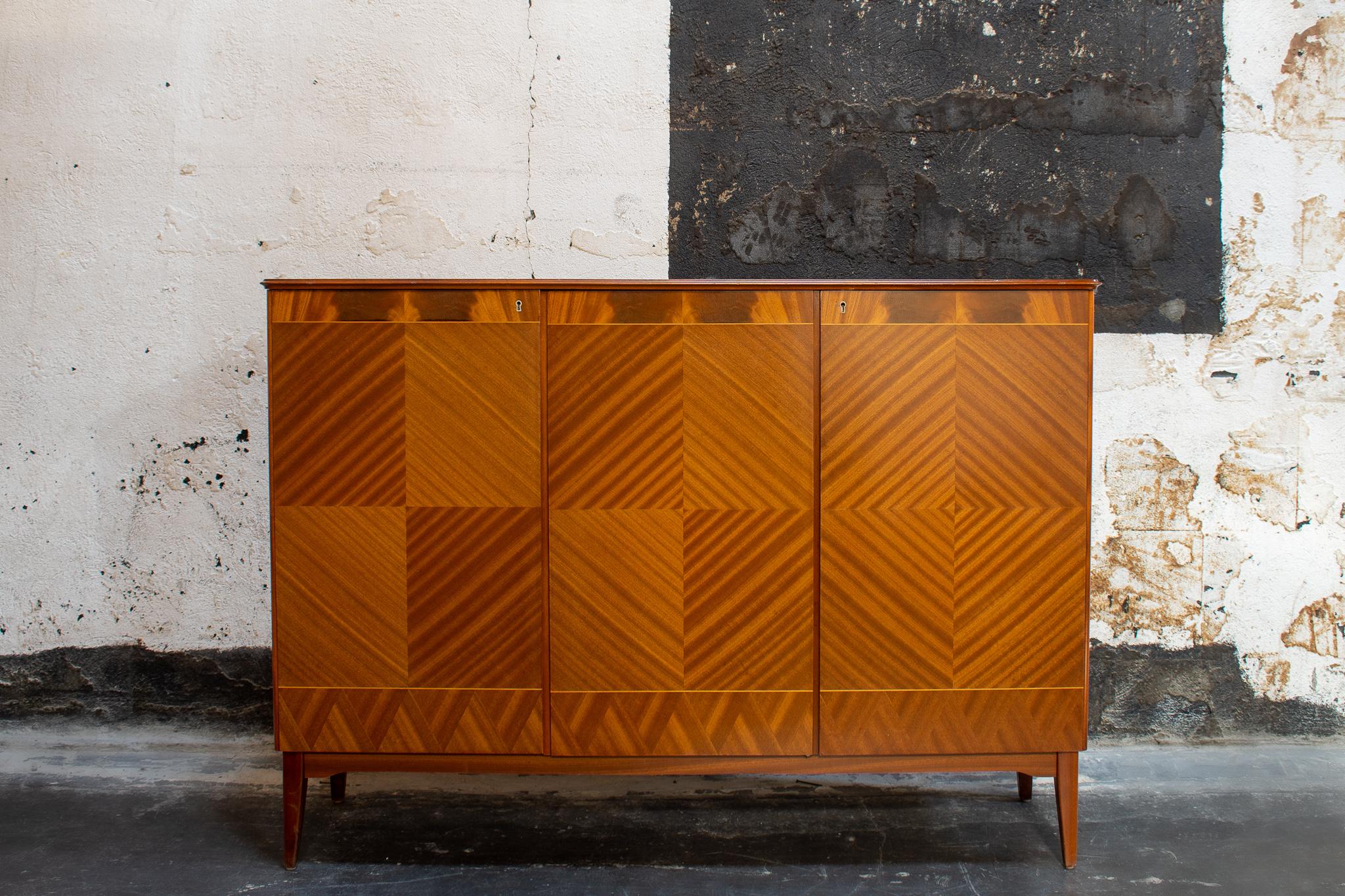 Stunning Swedish Art Moderne mahogany credenza cabinet with parquetry pattern and inlay. A statement piece that lends itself to a variety of rooms and uses, in very good vintage condition. Original key included.